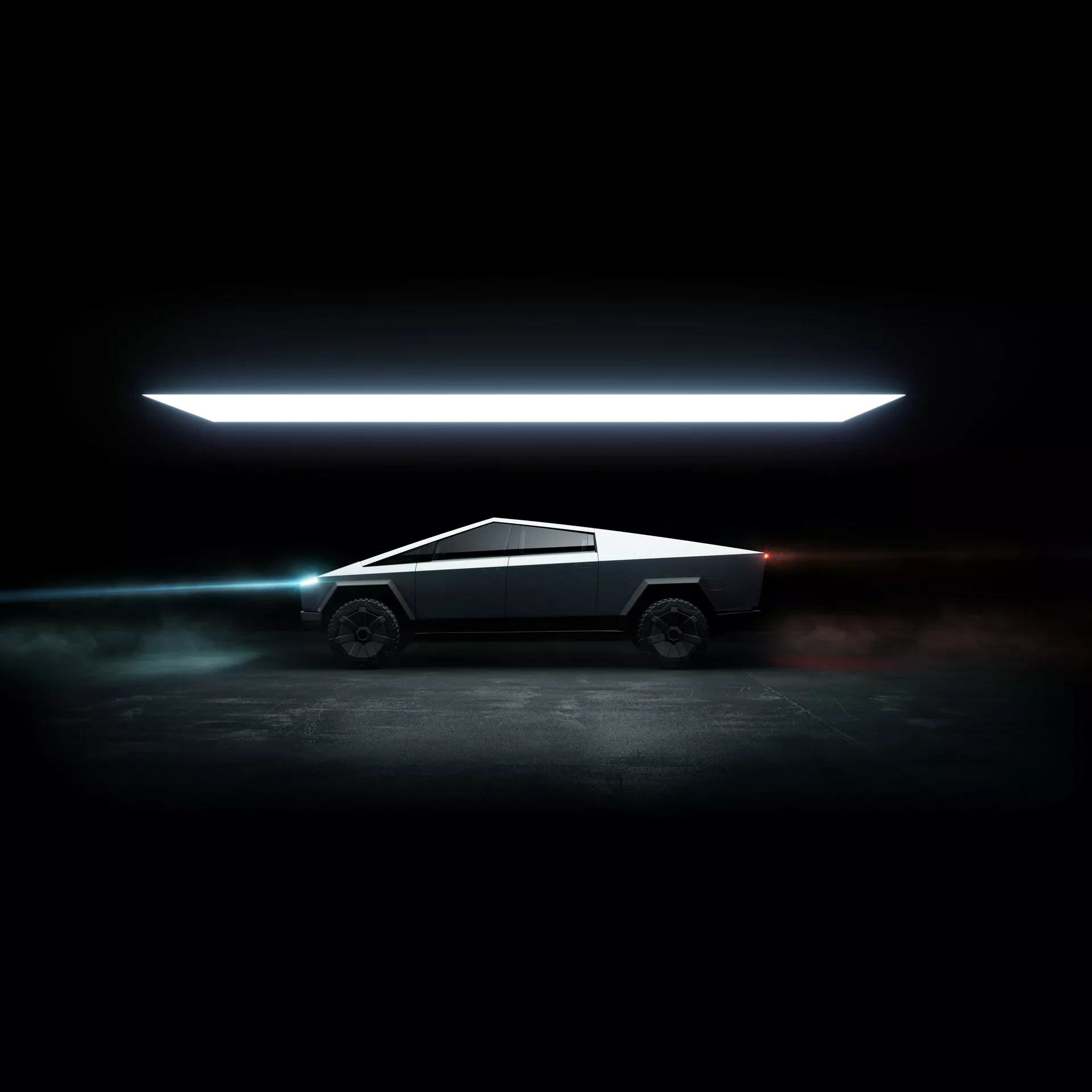 Profil boczny Tesla Cybertruck 2021 ukazujący jego futurystyczny, kanciasty design z ostrymi liniami i płaską, opadającą linią dachu w ciemnym otoczeniu. Charakterystyczne poziome paski oświetleniowe LED rozświetlają tło i pierwszy plan, podkreślając design pojazdu. Brak widocznych luster czy klamek drzwi sugeruje zaawansowane, zautomatyzowane funkcje. Koła o solidnym designie i subtelne niebieskie podświetlenie podwozia dopełniają ogólną futurystyczną estetykę.