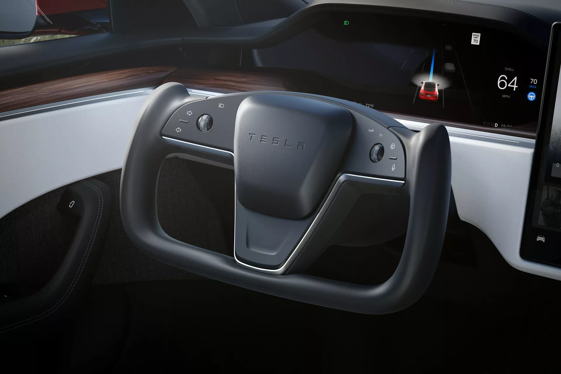 Zbliżenie na wnętrze Tesli Model S 2016 (1. generacja po liftingu) z perspektywy fotela kierowcy, podkreślające nietypową prostokątną kierownicę z logo TESLA i przyciskami oraz deskę rozdzielczą z horyzontalnym cyfrowym zestawem wskaźników i większym wyświetlaczem dotykowym z mapą nawigacyjną. Elegancka, minimalistyczna deska rozdzielcza jest podkreślona drewnianym wykończeniem, kontrastującym z ciemnym, nowoczesnym wnętrzem.