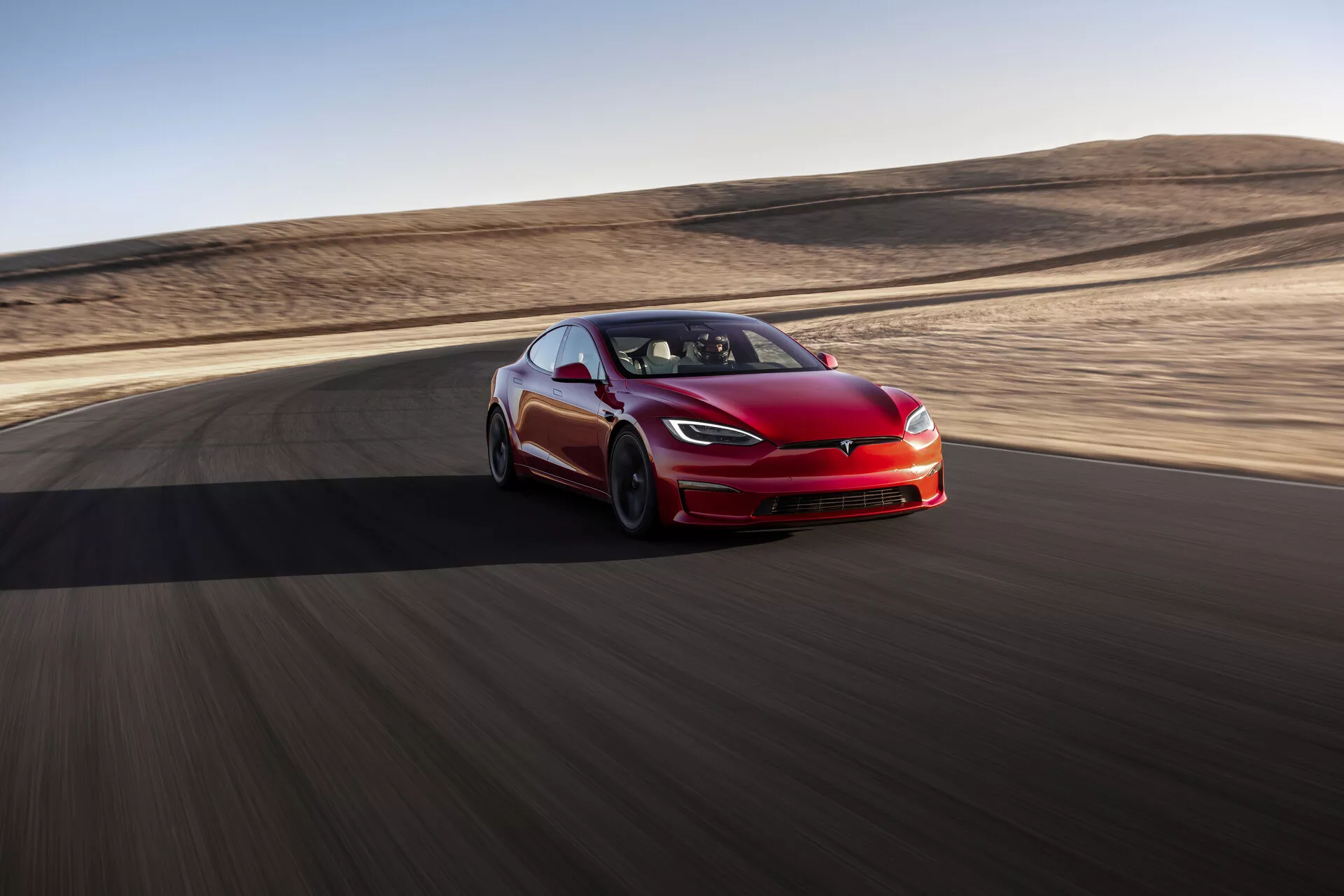 Tesla Model S 2016 (pierwsza generacja facelift), elektryczny samochód z eleganckim designem, zaawansowanym autopilotem i luksusowym wnętrzem w scenerii miejskiej