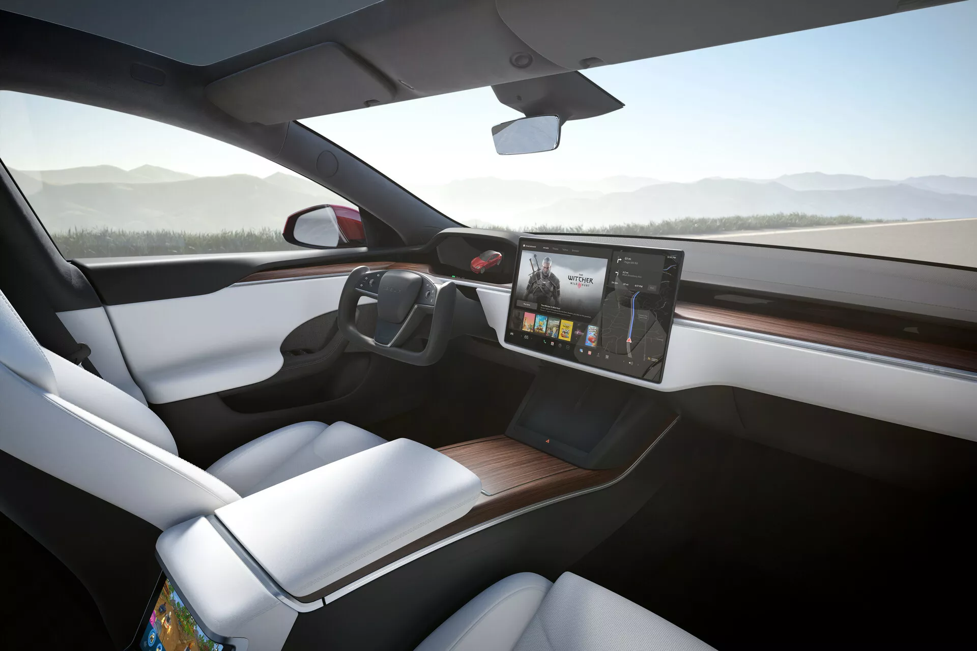 Widok wnętrza Tesli Model-S z 2016 roku (pierwsza generacja facelift), ukazujący elegancką deskę rozdzielczą z centralnym szerokim systemem infotainment z ekranem dotykowym, wyświetlającym nawigację i sterowanie mediami. Kierownica z zaawansowanymi przyciskami sterującymi i panelami dotykowymi do różnych funkcji samochodu oraz elektrochromatycznym auto-przyciemniającym lusterkiem wstecznym. Minimalistyczny design wnętrza z poziomymi wstawkami z drewna, minimalna ilość fizycznych przycisków, luksusowe białe siedzenia z regulacją elektryczną, widocznym ogrzewaniem i chłodzeniem. Szyby bocznych i tylnych okien sugerujące filtrację UV lub będące częścią panoramicznego dachu. Prawdopodobieństwo zaawansowanych systemów wspomagania jazdy i cyfrowy zestaw wskaźników. Lekki efekt rozmycia w ruchu na zewnątrz wskazuje, że samochód jest w ruchu.