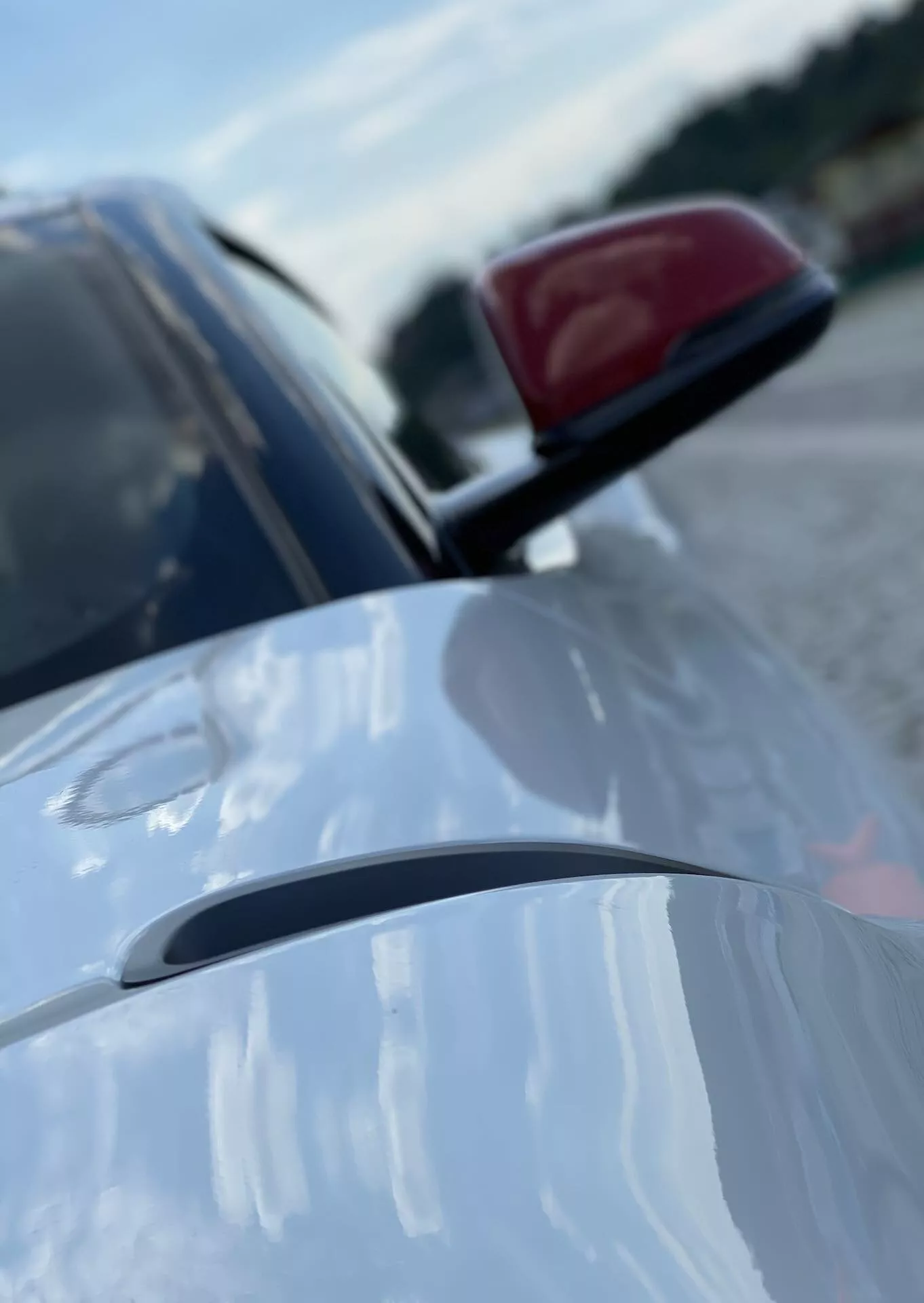 Toyota GR Supra 2019 2.0 Pure Automatic – widok tylno-trzyczwartalny podkreślający dach, tylny koniec i część strony kierowcy. Cechy obejmują antenę w kształcie płetwy rekina, wypukłość na dachu sugerującą spojler, kontrastujące lusterko boczne i elegancki tylny kontur. Błyszczący lakier z widocznymi odbiciami w dziennym świetle na zewnątrz.