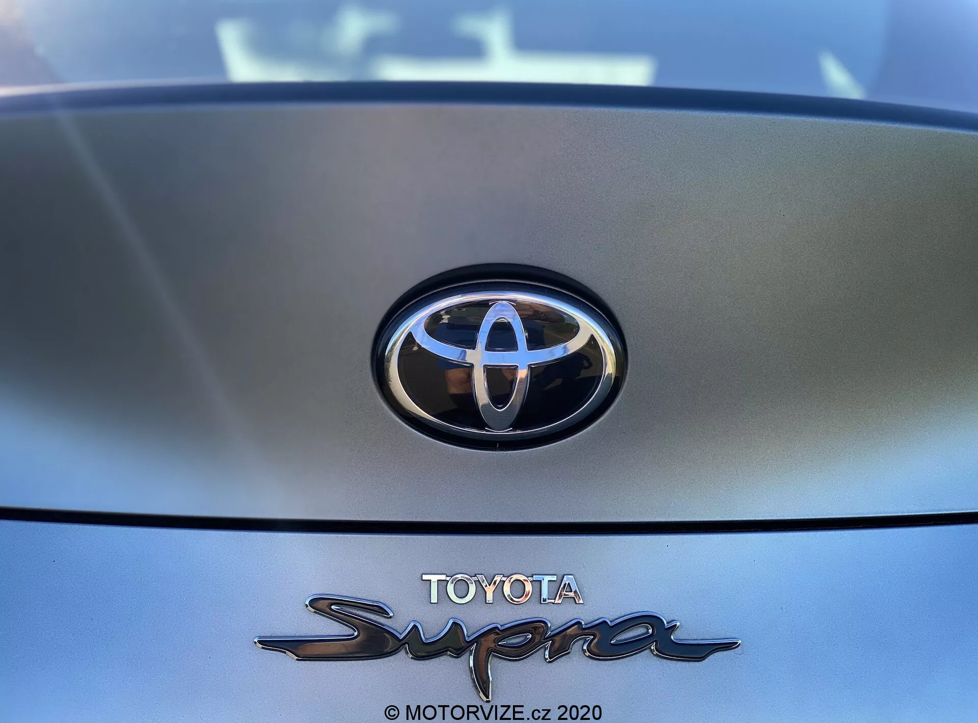 Toyota GR Supra 2.0 Pure Automatic 2019, elegancki i potężny samochód sportowy o uderzającym designie, aerodynamicznych cechach i doskonałych możliwościach osiągów.