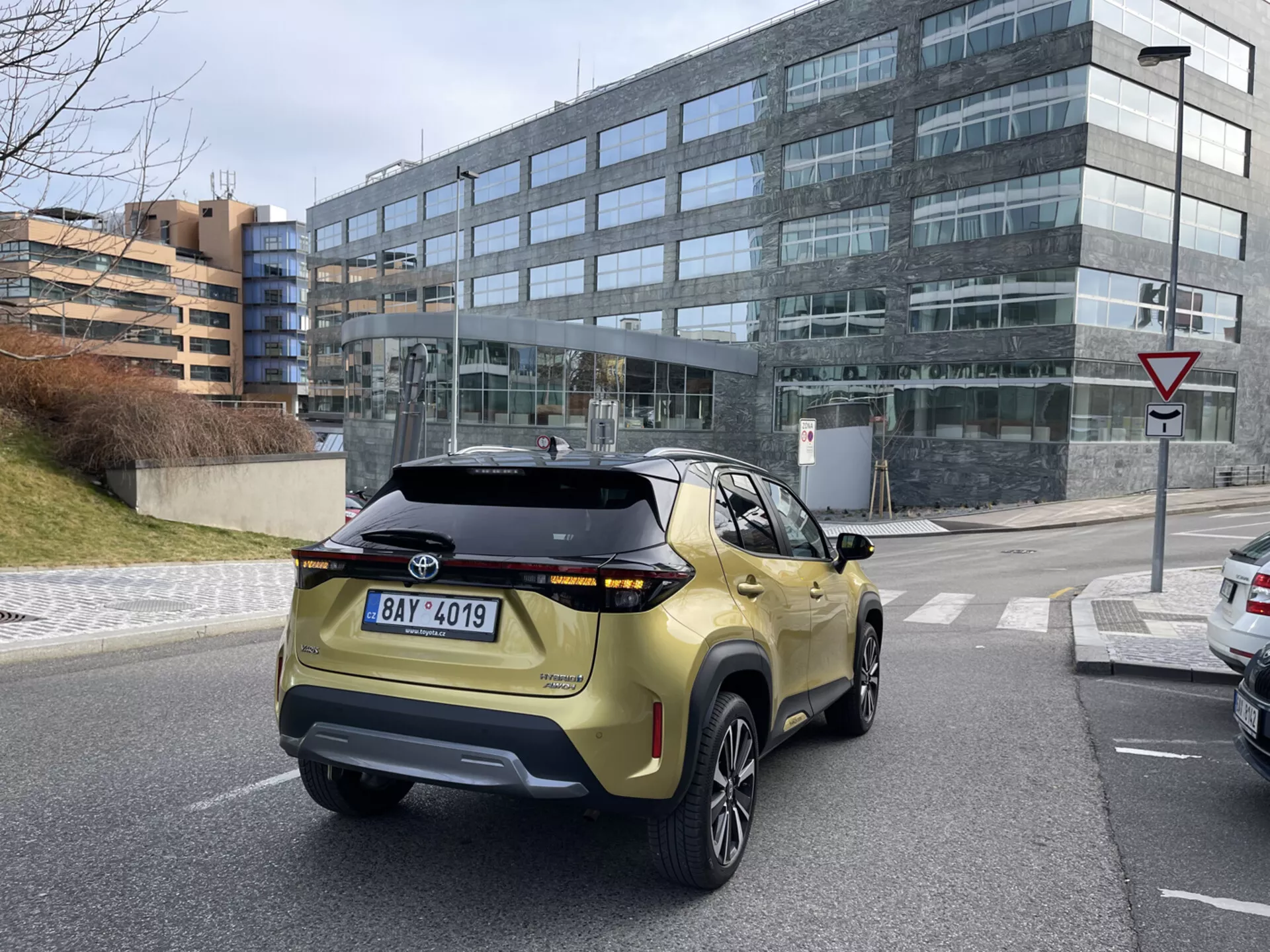 Kompaktowy SUV crossover Toyota Yaris-Cross 2021 w akcji, prezentujący jego elegancki srebrny design, osiągi na drodze oraz ekologiczną technologię hybrydową