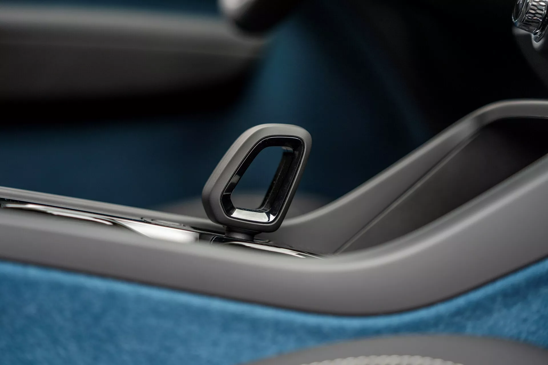 Pierwsza generacja Volvo C40 2021 prezentująca elegancki design, luksusowe wnętrze i zaawansowany układ napędowy na tle współczesnego miasta
