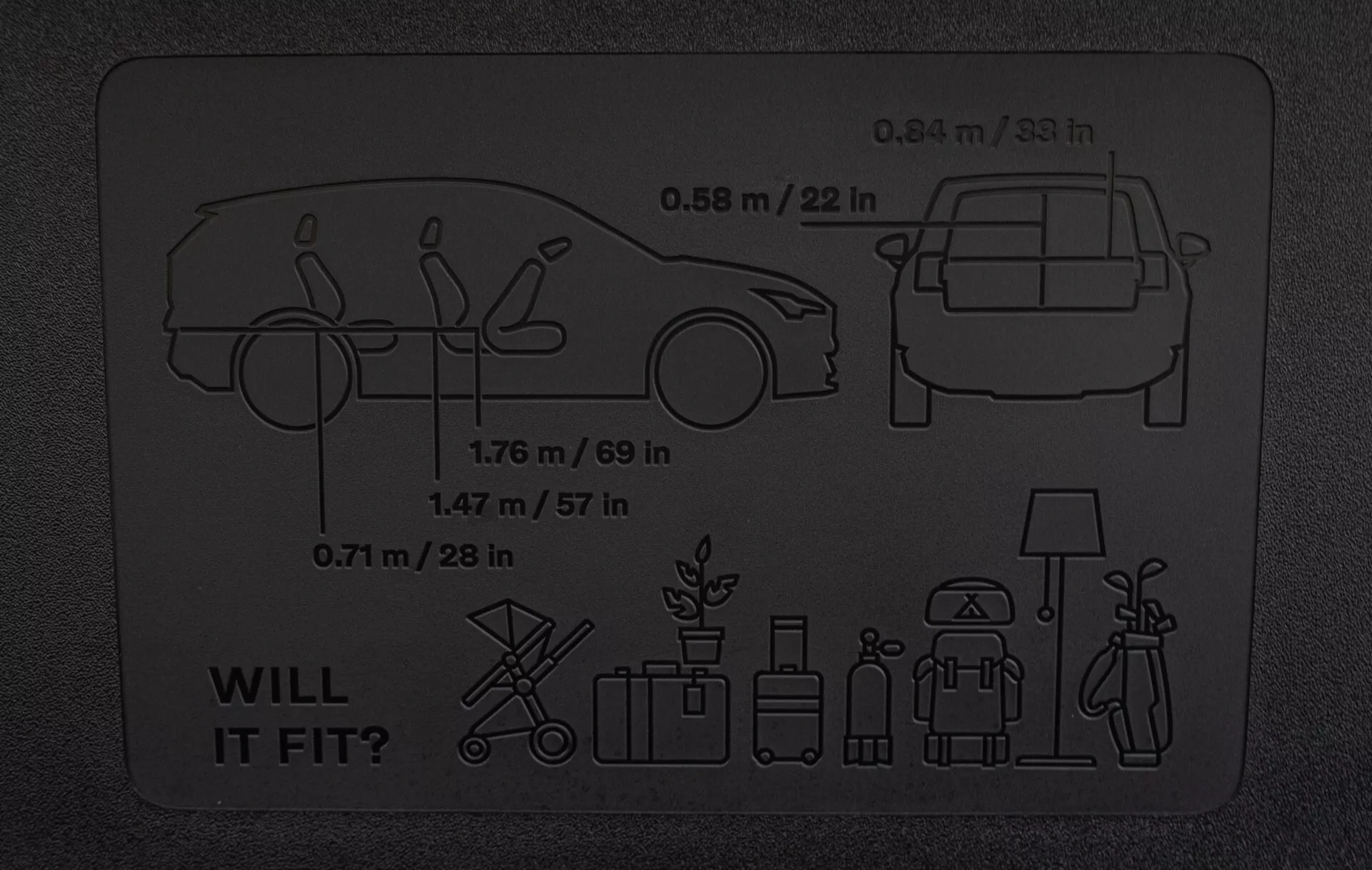Infografika Volvo EX30 2024 podkreślająca pojemność bagażową z schematycznymi wymiarami dla modeli sedan i hatchback oraz porównanie z powszechnymi przedmiotami.