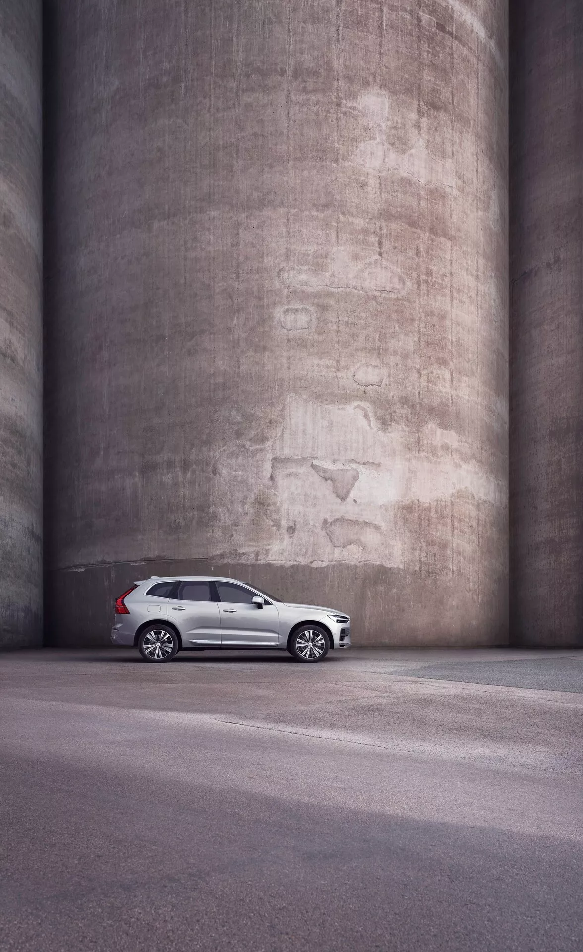 Volvo XC60 2021 drugiej generacji facelift, z eleganckim skandynawskim designem, zaawansowaną technologią bezpieczeństwa i luksusowym wnętrzem