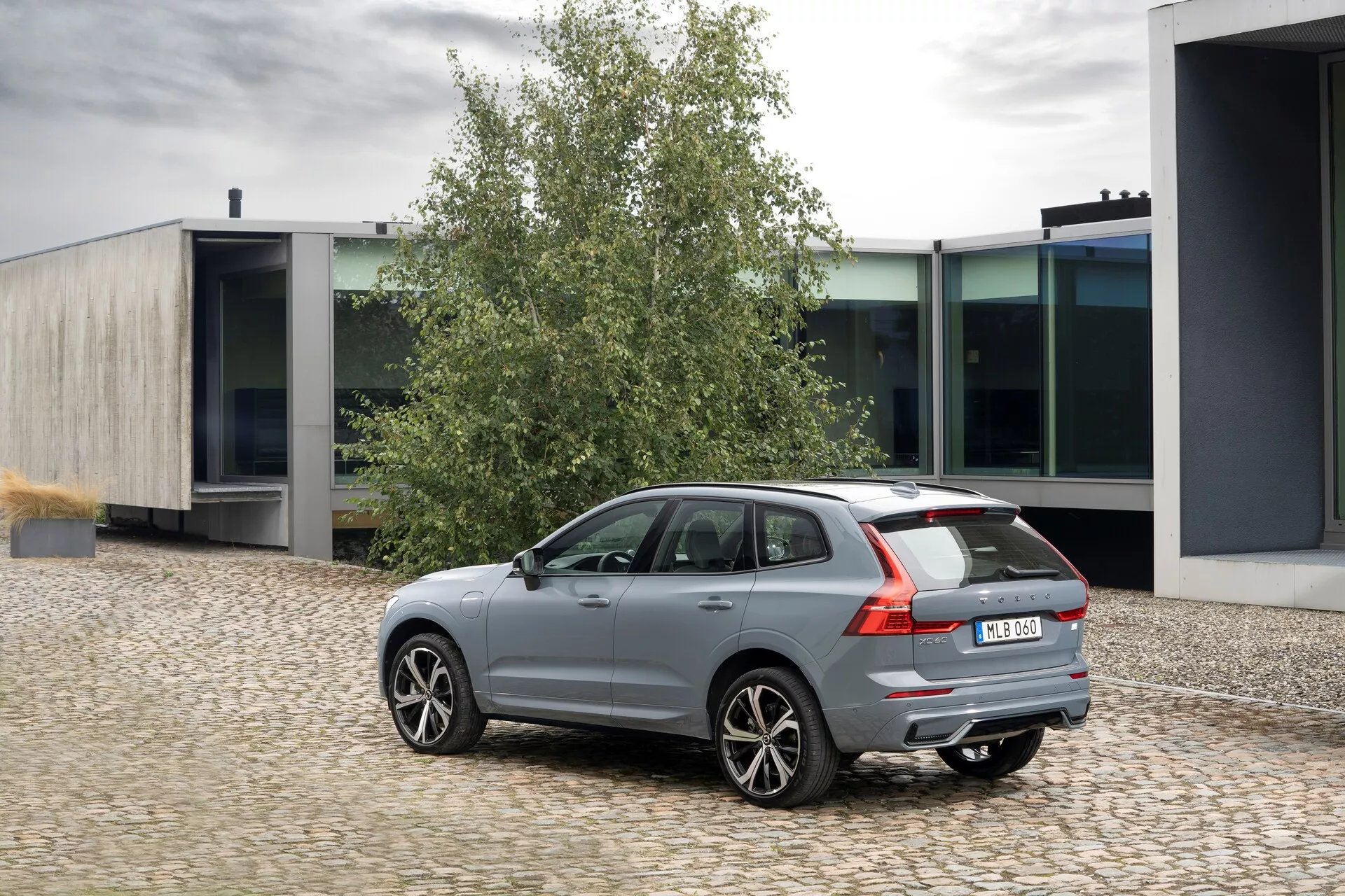 Luksusowy, średniej wielkości SUV Volvo XC60 2021 (2. generacja face-lifting) z eleganckim designem, zaawansowanymi funkcjami bezpieczeństwa i nowoczesną technologią
