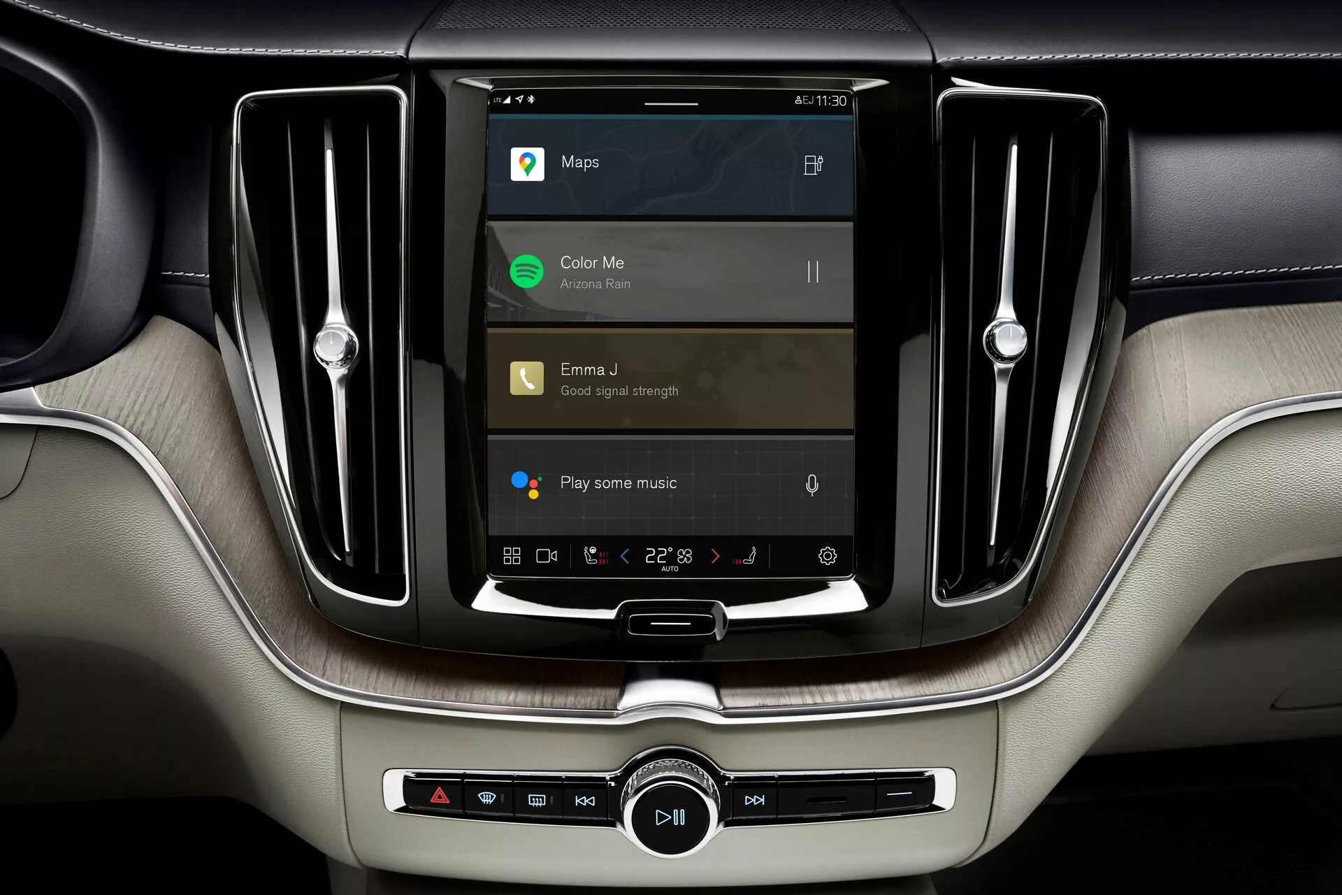 Konsola środkowa Volvo XC60 2021 (druga generacja lifting) z naciskiem na pionowy ekran dotykowy systemu infotainment. Funkcje obejmują nawigację, odtwarzanie multimediów, łączność mobilną i dwustrefową kontrolę klimatu z luksusowymi materiałami, takimi jak drewno i skórzane akcenty.