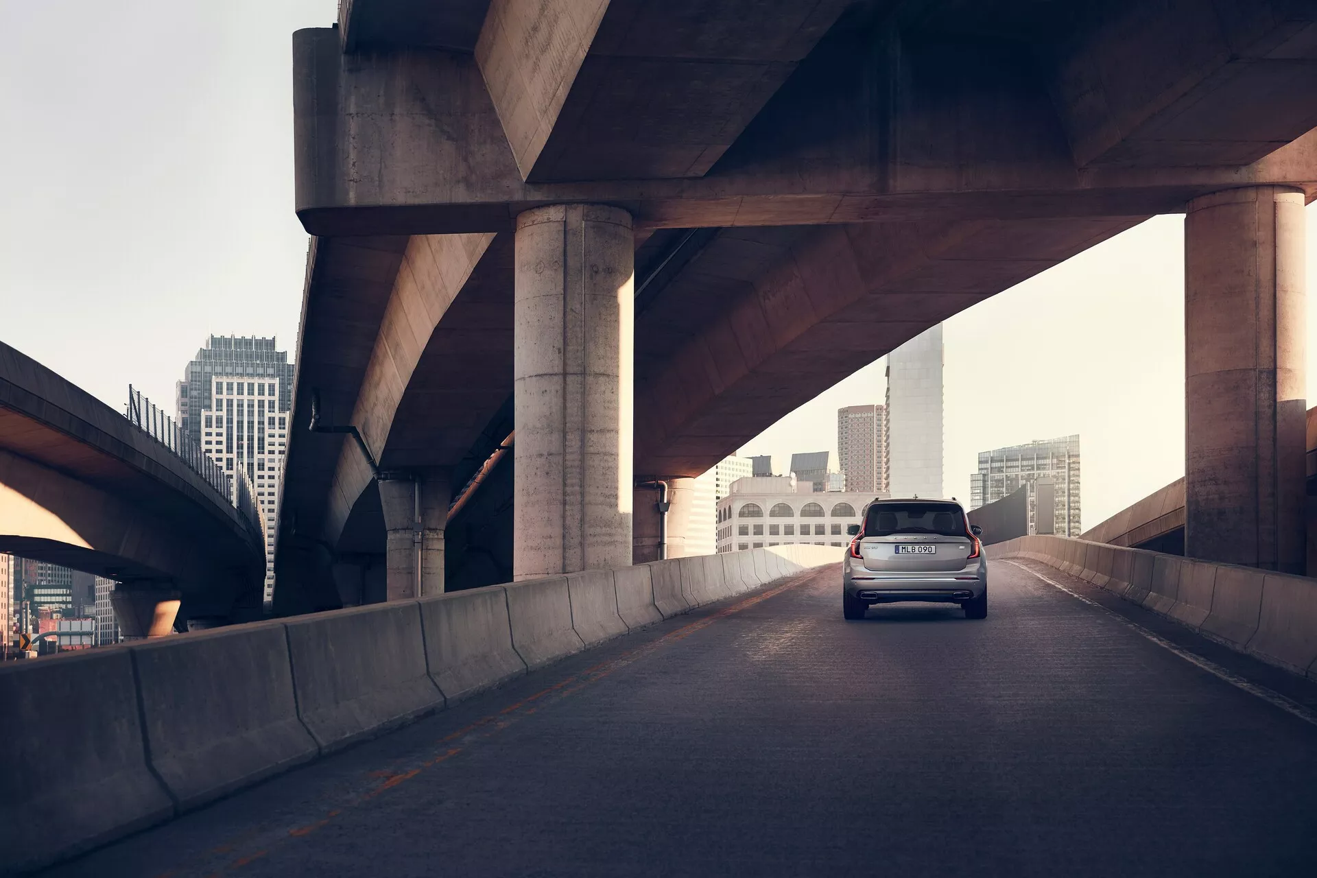 Volvo XC90 2015 2. generacja – Elegancki i wyrafinowany design z nowoczesnymi reflektorami LED, luksusowym wnętrzem z najwyższej jakości materiałów, zaawansowanymi funkcjami bezpieczeństwa, takimi jak unikanie kolizji, oraz mocnymi osiągami zaprojektowanymi z myślą o komforcie i długich podróżach