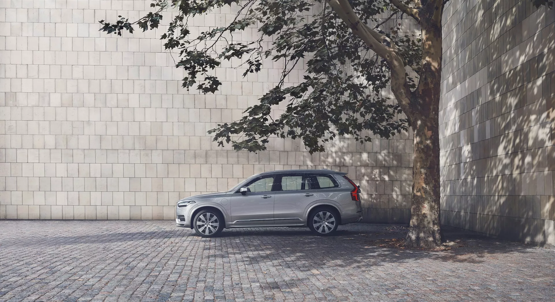Volvo XC90 2015, druga generacja, eleganckie i nowoczesne SUV z wyróżniającym się grillem przednim, stylowymi reflektorami LED i luksusowym wnętrzem.