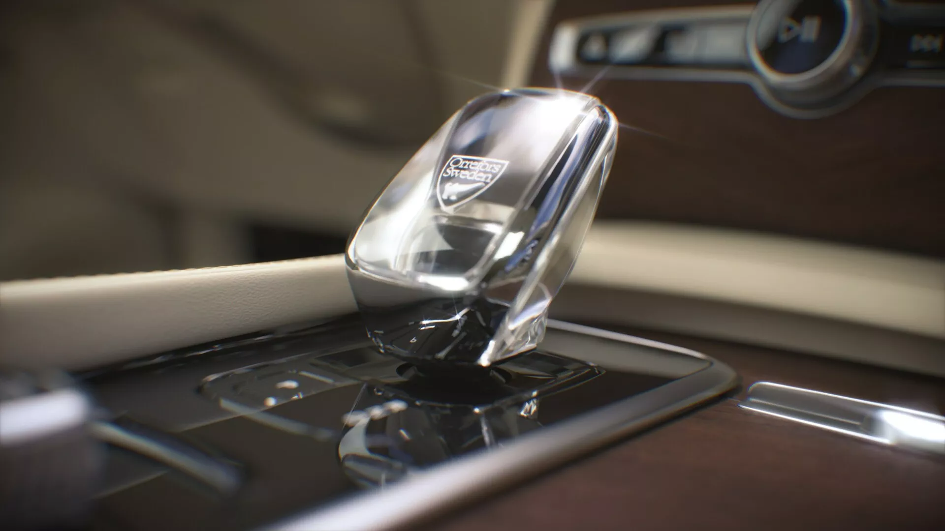 Zbliżenie wnętrza Volvo XC90 z 2015 roku, ukazujące unikalną, kryształową gałkę zmiany biegów na błyszczącej czarnej konsoli ze srebrnymi akcentami, podkreślającą luksus i nowoczesną technologię w projektowaniu wnętrz samochodów.