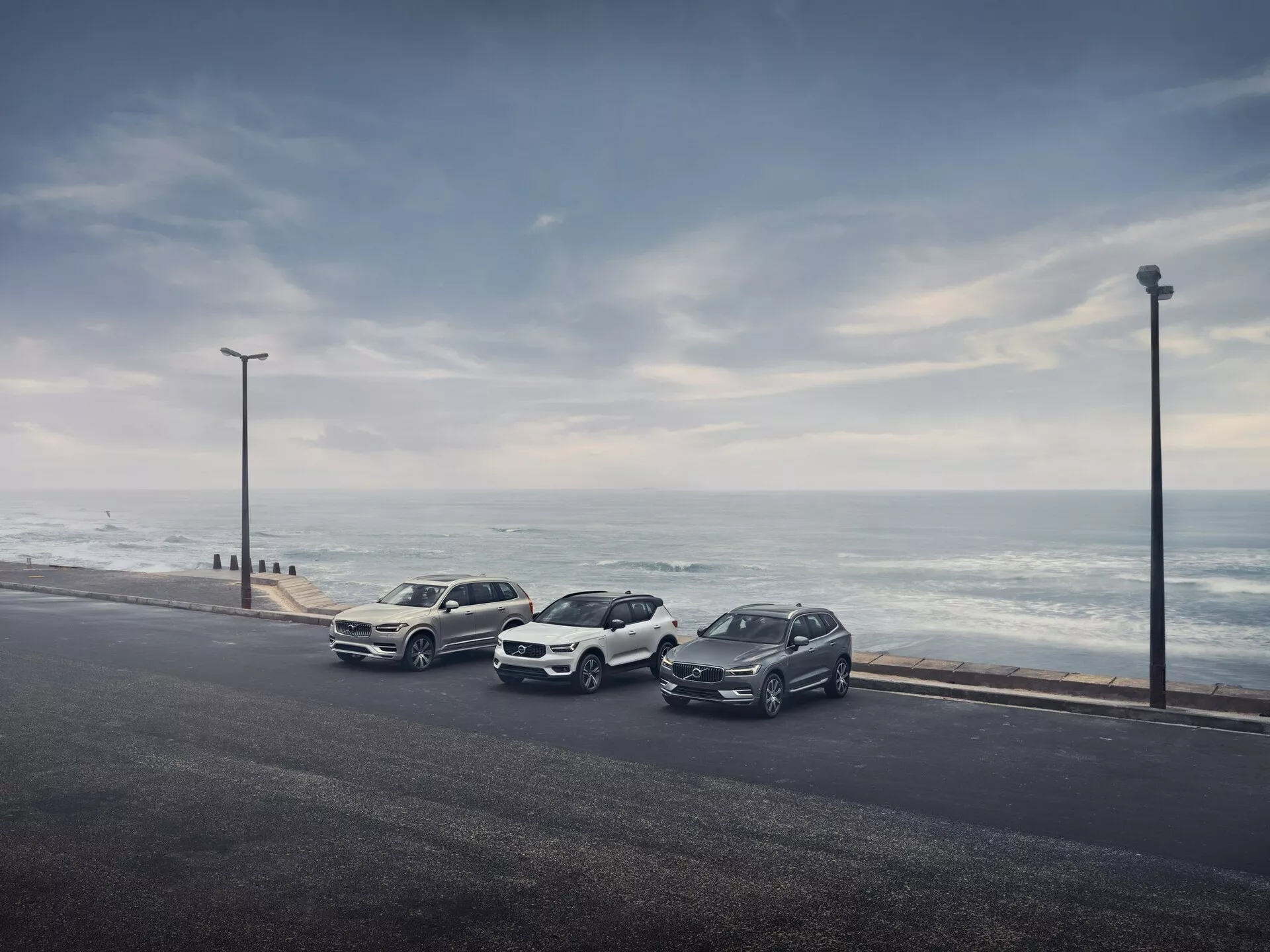 Volvo XC90 2015 druga generacja SUV, charakterystyczna przednia kratka, dzienne światła LED w kształcie litery T, luksusowe i przestronne wnętrze, zaawansowane funkcje bezpieczeństwa
