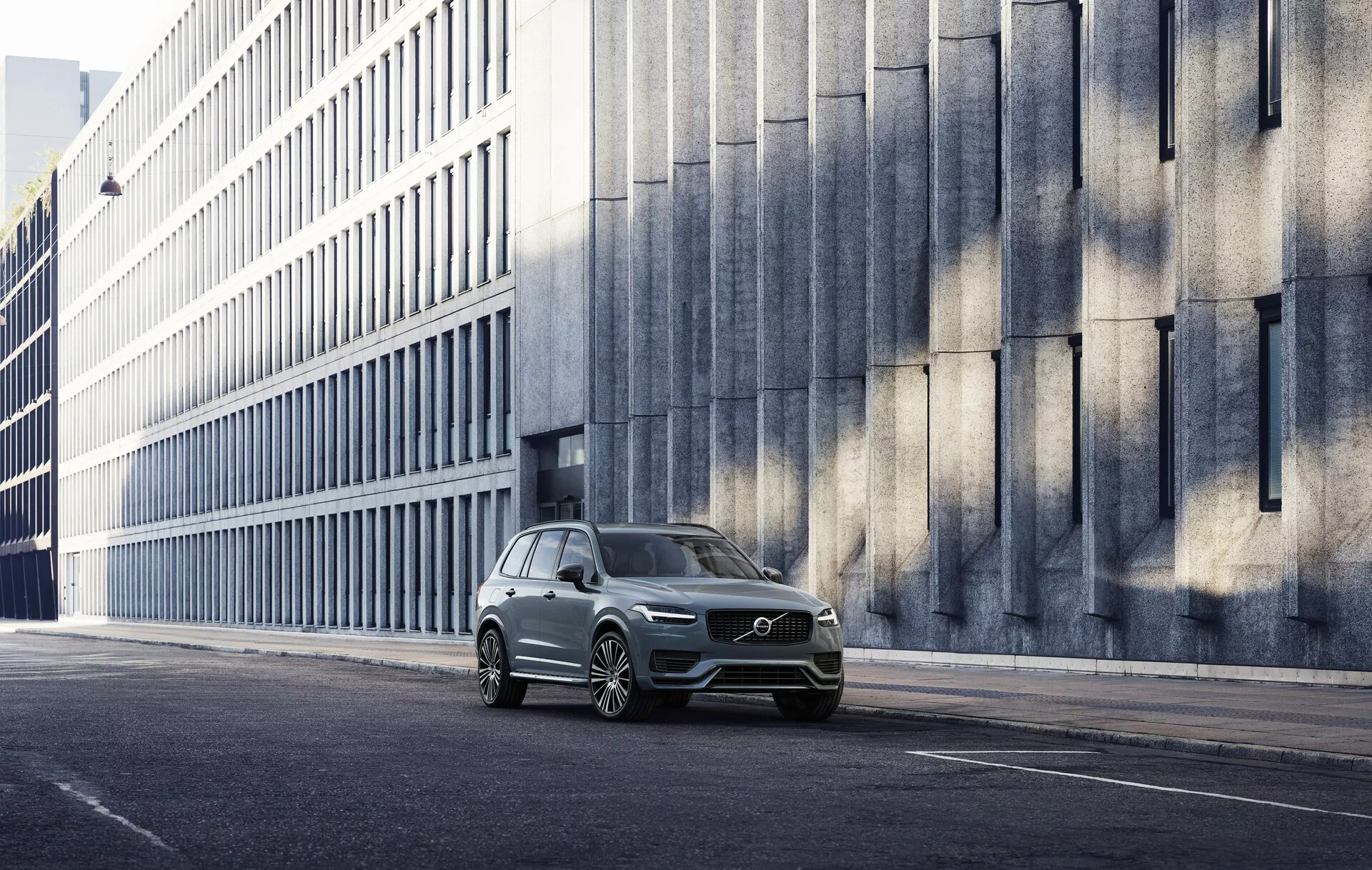 Volvo XC90 2015 (2. generacja), luksusowy, średniej wielkości SUV z eleganckim skandynawskim designem, odważnym przednim grillem, smukłymi reflektorami LED, wyrafinowanymi chromowanymi akcentami, przestronnym skórzanym wnętrzem, zaawansowaną technologią bezpieczeństwa i nowoczesnym systemem infotainment.