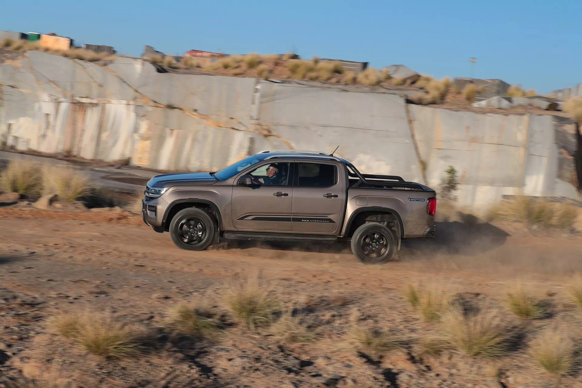 Pick-up VW Nutzfahrzeuge Amarok 2023 (2. generacja), prezentujący solidną konstrukcję, ulepszone możliwości terenowe i zaawansowane funkcje technologiczne w wyszukanej obudowie.