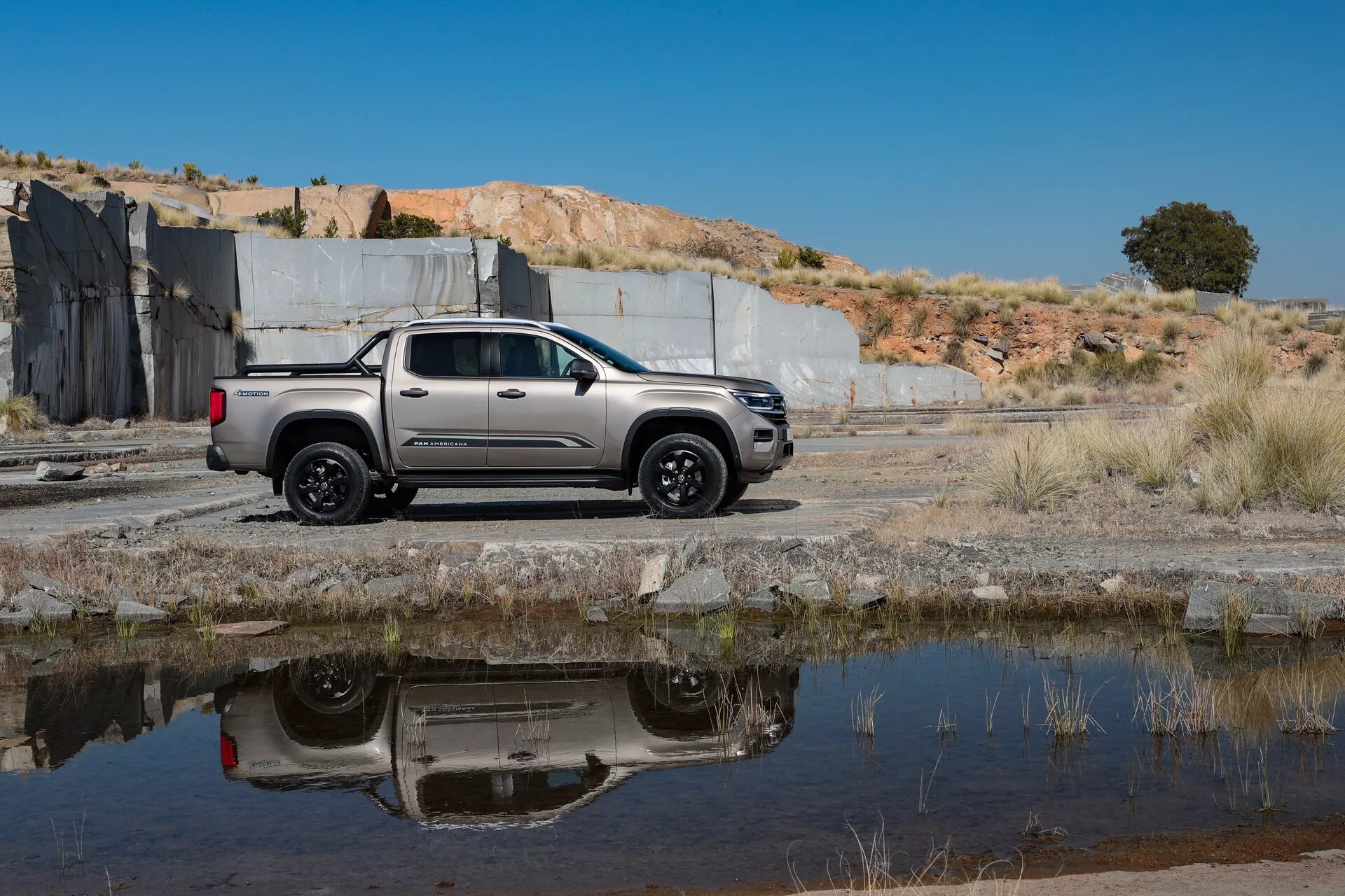 Wysokiej rozdzielczości obraz drugiej generacji VW Nutzfahrzeuge Amarok 2023, prezentujący elegancki design i zaawansowane funkcje