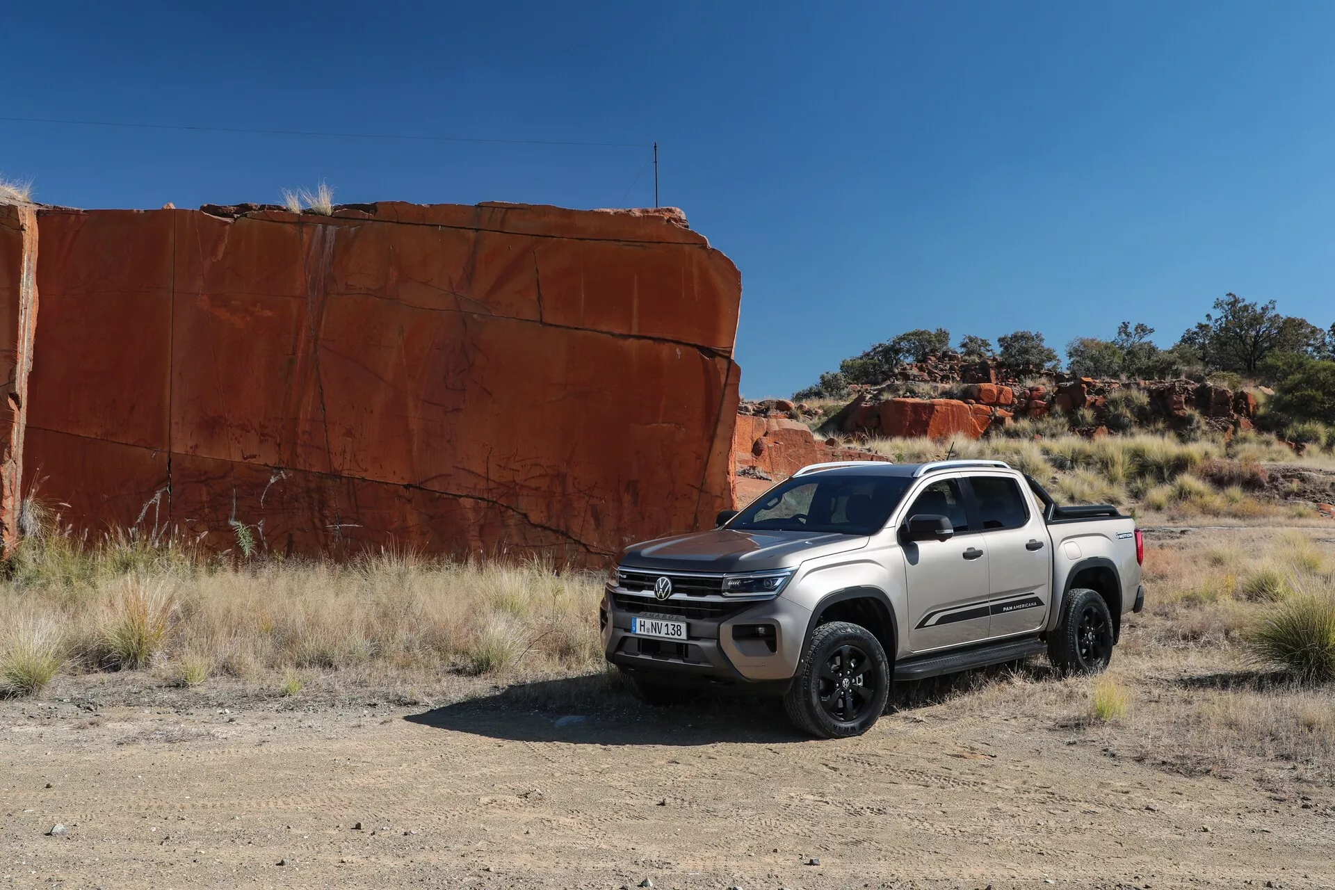 Druga generacja Volkswagen Nutzfahrzeuge Amarok 2023, podkreślająca jego solidny design, nieskazitelny biały kolor i mocne osiągi na trudnym terenie.