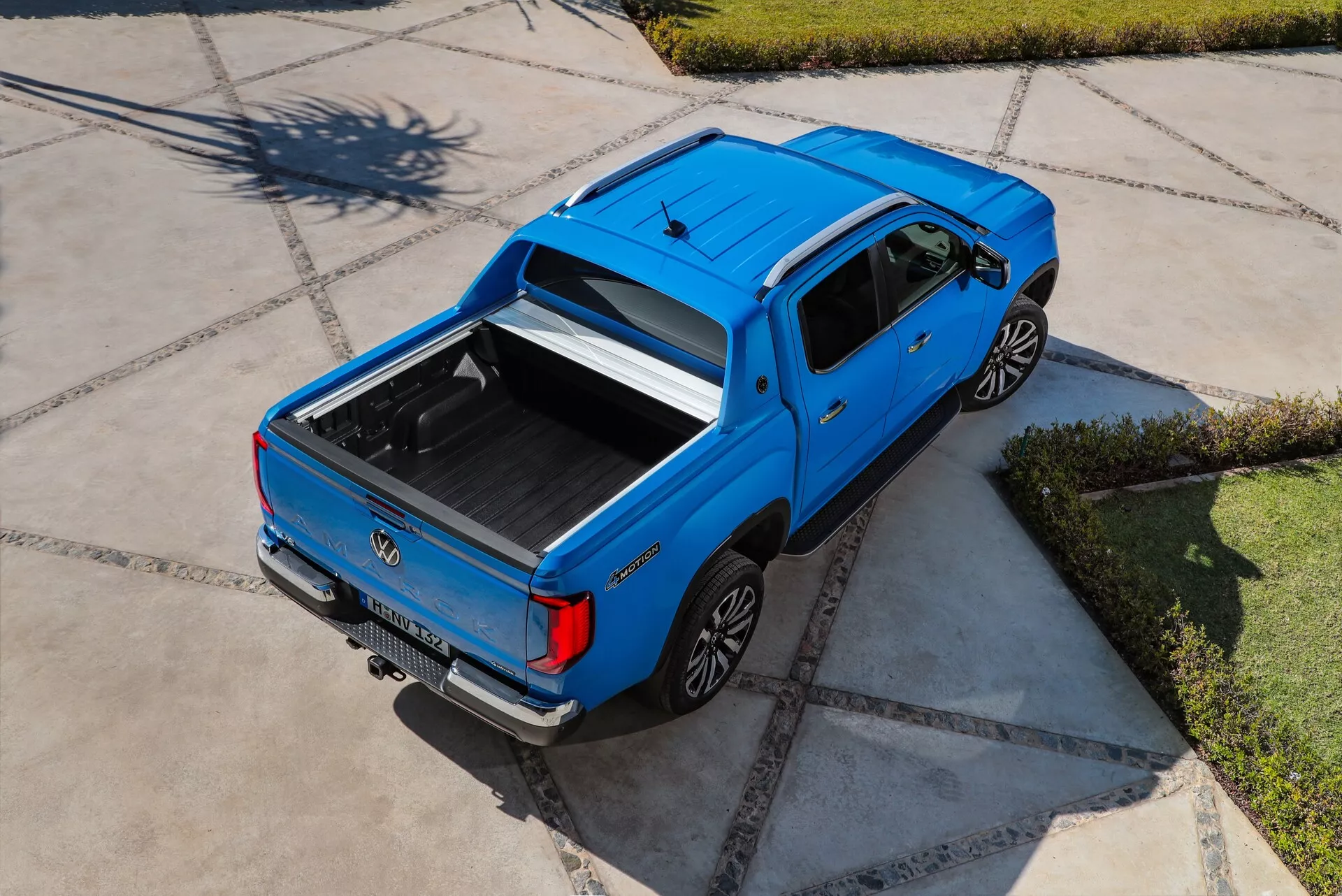 Volkswagen Amarok 2. generacji 2023 - Elegancki design pickupa z nowoczesnymi reflektorami, solidna przednia kratka i zaawansowane możliwości terenowe.