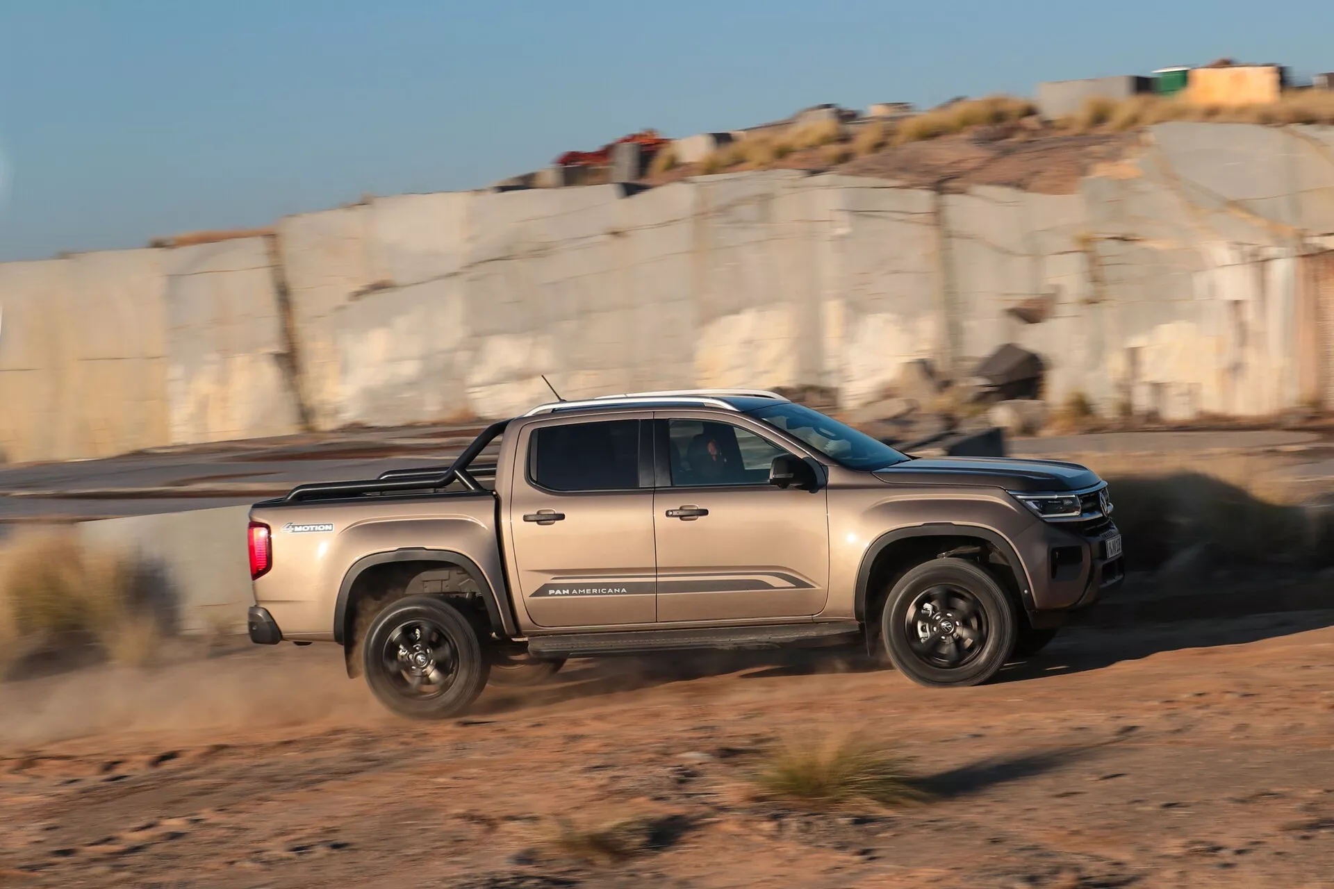 VW Nutzfahrzeuge Amarok 2023 druga generacja – elegancki czarny pickup z solidnymi możliwościami off-roadowymi, nowoczesnymi reflektorami LED, aerodynamicznym designem i zaawansowanymi systemami wspomagania kierowcy.