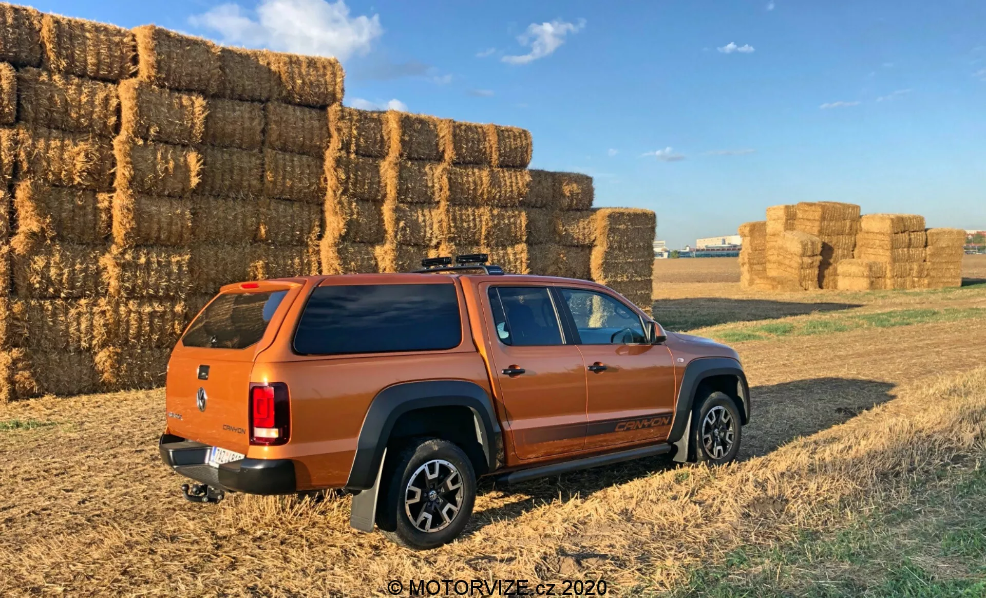 Volkswagen Amarok 2016 - elegancki czarny pickup o solidnej konstrukcji, z dużą ładownością i nowoczesnymi funkcjami do użytku profesjonalnego
