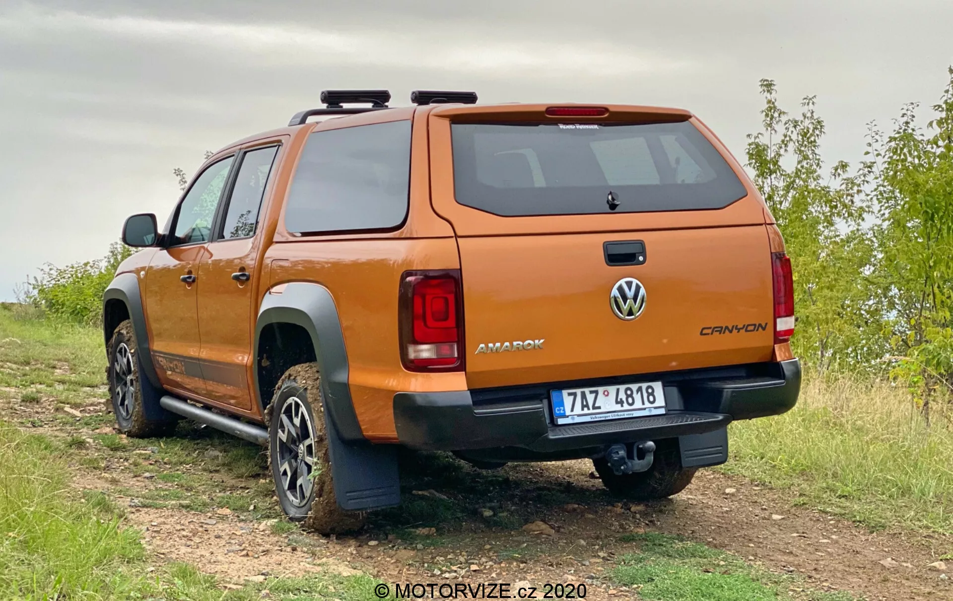 Widok z przodu VW-Nutzfahrzeuge Amarok 2016 z wytrzymałym designem, eleganckim chromowanym grillem, nowoczesnymi reflektorami LED i trwałymi oponami terenowymi