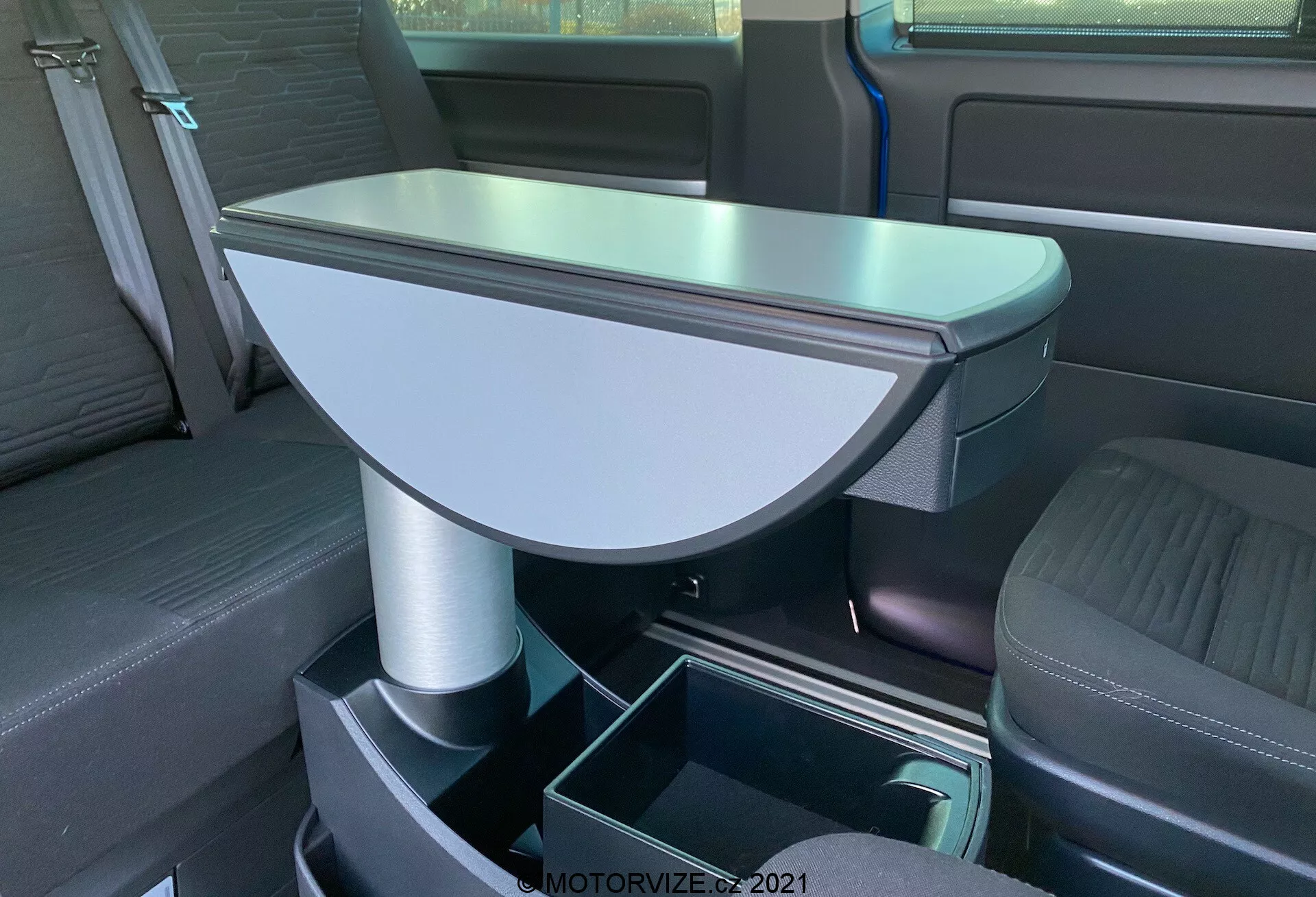 Widok z przodu VW Nutzfahrzeuge Transporter 2019 T6.1 Multivan z nowoczesnymi liniami, chromowanymi akcentami i kultowym symbolem VW