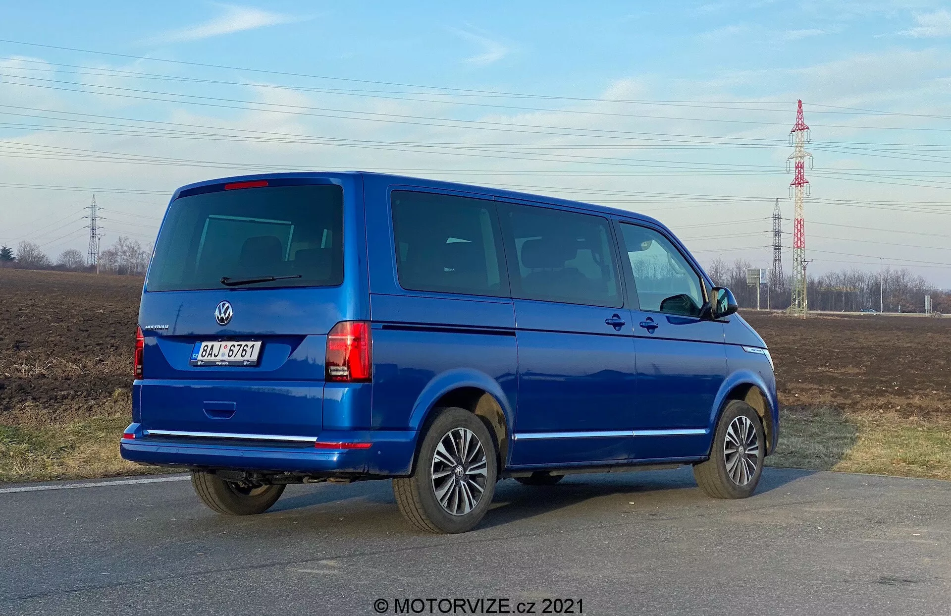 Volkswagen Nutzfahrzeuge Transporter 2019 (T6.1 Multivan) prezentujący zaawansowany design, elegancki wygląd zewnętrzny, przestronne wnętrze i nowoczesne funkcje