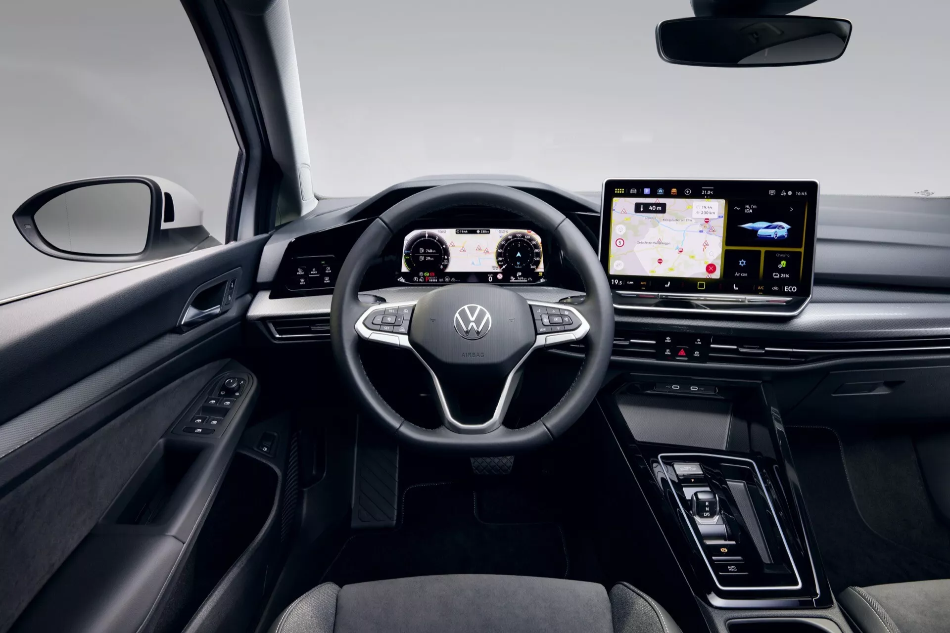 Wnętrze VW Golf VIII-Facelift 2024 ukazujące deskę rozdzielczą kierowcy, cyfrowy panel wskaźników i system infotainment na szerokim ekranie z perspektywy tylnego pasażera