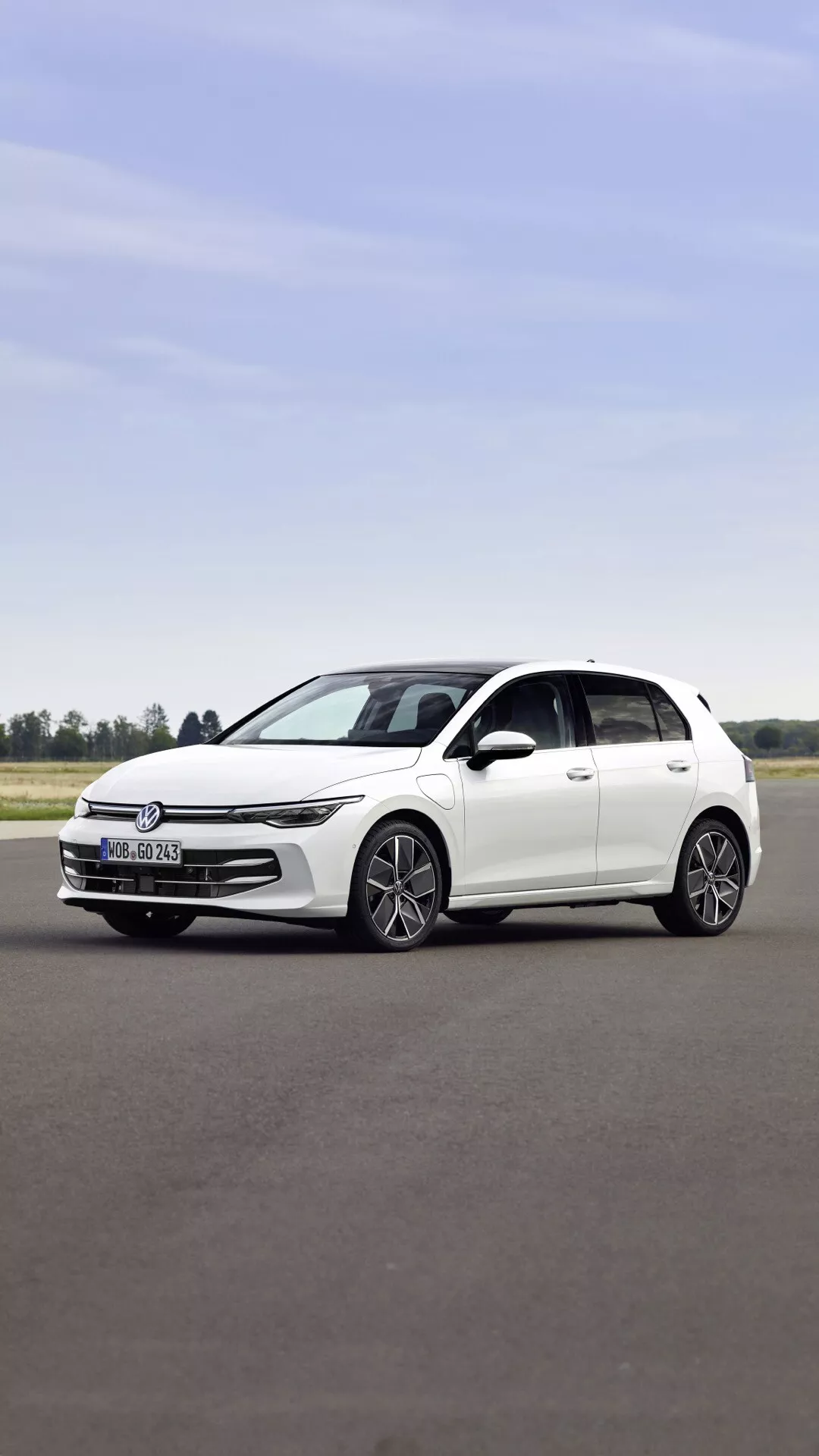 Model VW Golf VIII po liftingu, rocznik 2024, biały hatchback czterodrzwiowy, widok z boku na asfalcie pokazujący sylwetkę, eleganckie reflektory, nowoczesne felgi aluminiowe i lusterka boczne w kolorze karoserii bez widocznego szyberdachu