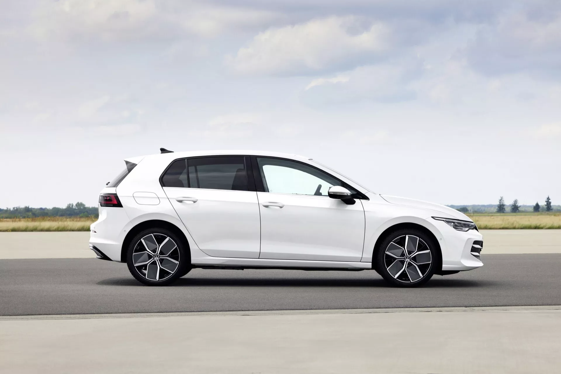 Zmodernizowany Volkswagen Golf VIII na rok 2024 z nowym designem i zaawansowaną technologią