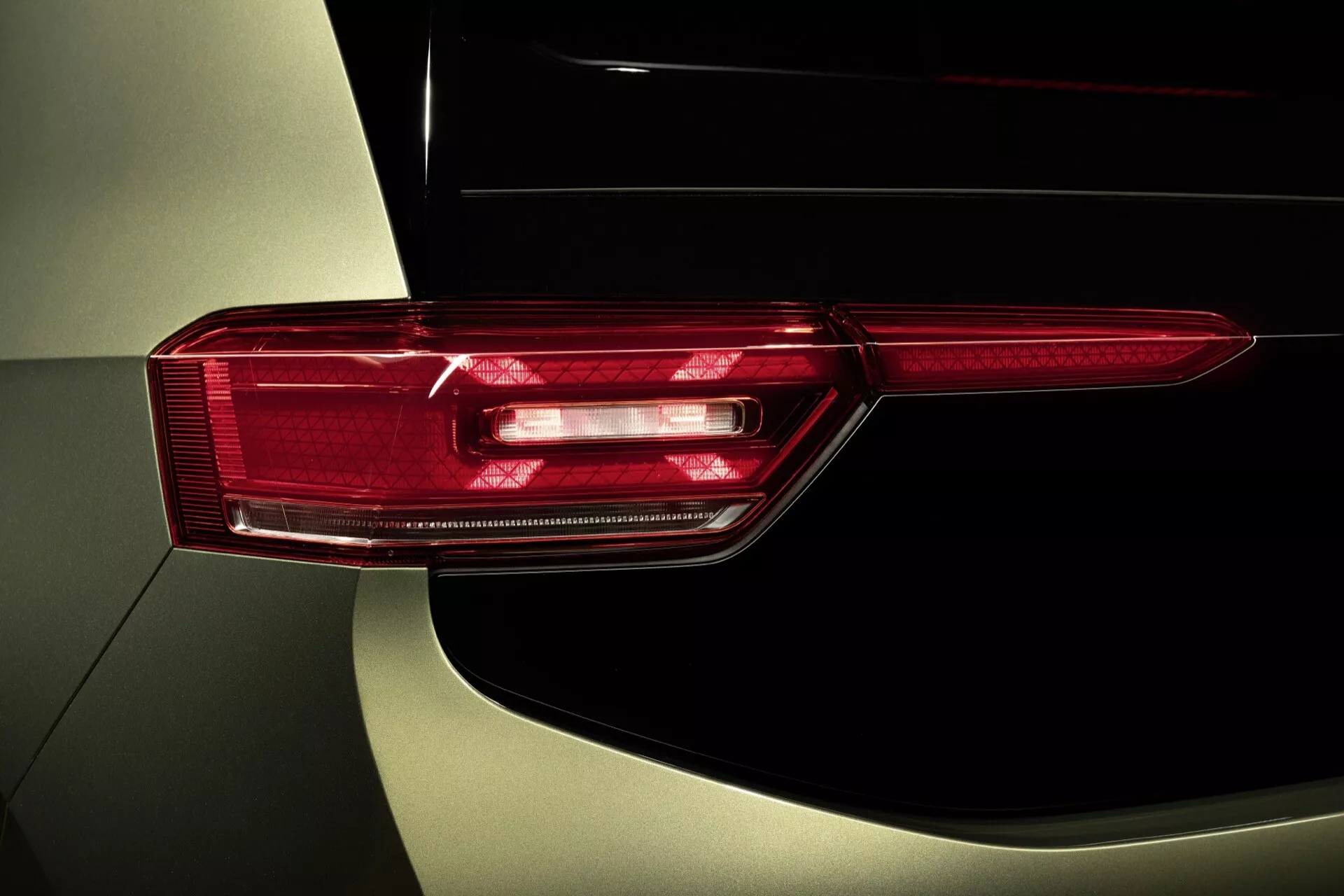 Zbliżenie na tylną lampę VW ID.3 2023 (1. generacja - Facelift), podkreślające wyrafinowany projekt LED i złożone detale z perspektywy bocznej