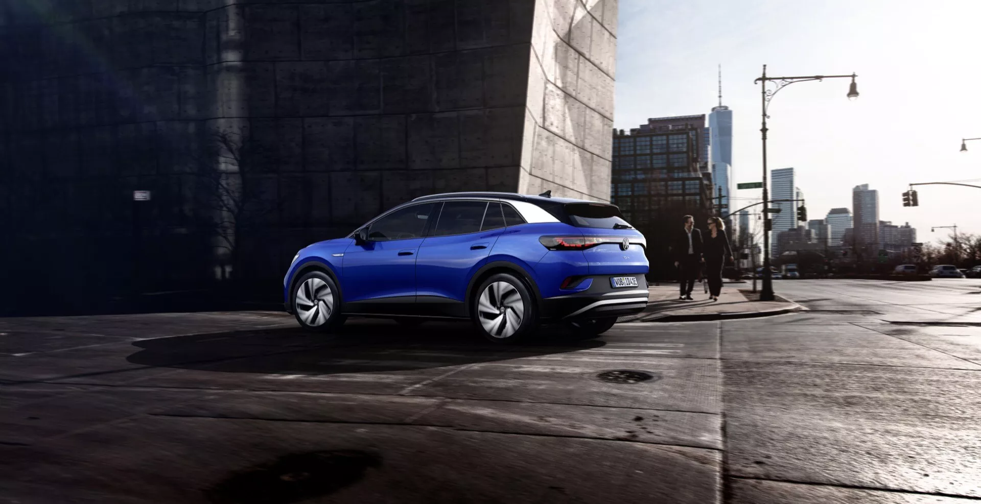 Elektryczny SUV VW ID.4 1. generacji z roku 2020 w dynamicznej akcji jazdy, prezentujący swój elegancki design i innowacyjną technologię elektryczną