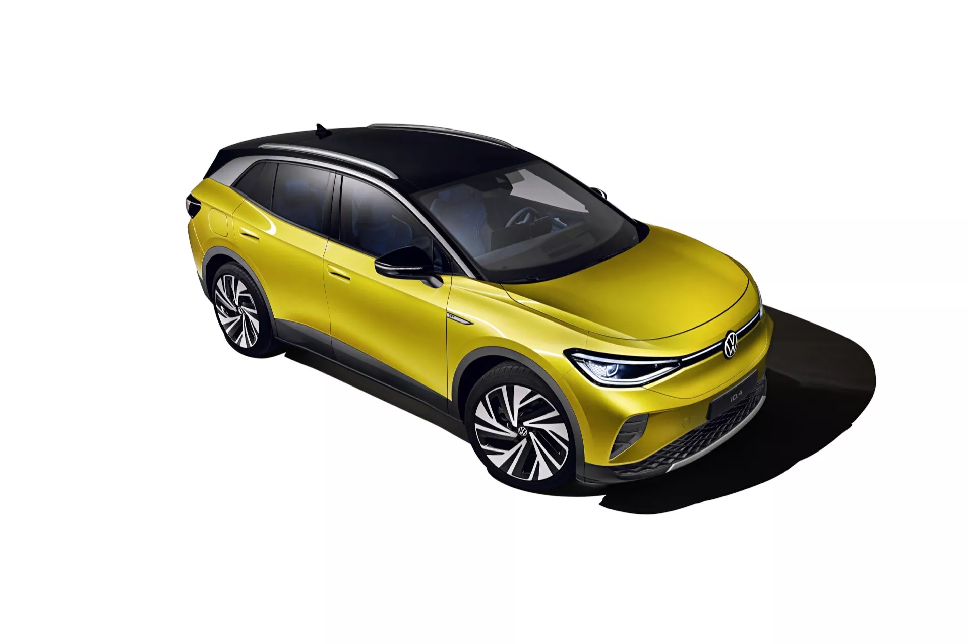 VW ID.4 pierwszej generacji z 2020 roku w jasnożółtym kolorze z czarnym dachem, prezentowany z wysokiego punktu w trzech czwartych widoku z przodu, ukazujący elegancki design, światła LED, aerodynamiczne koła wieloszprychowe oraz pełny profil boczny na neutralnym tle w celach promocyjnych.