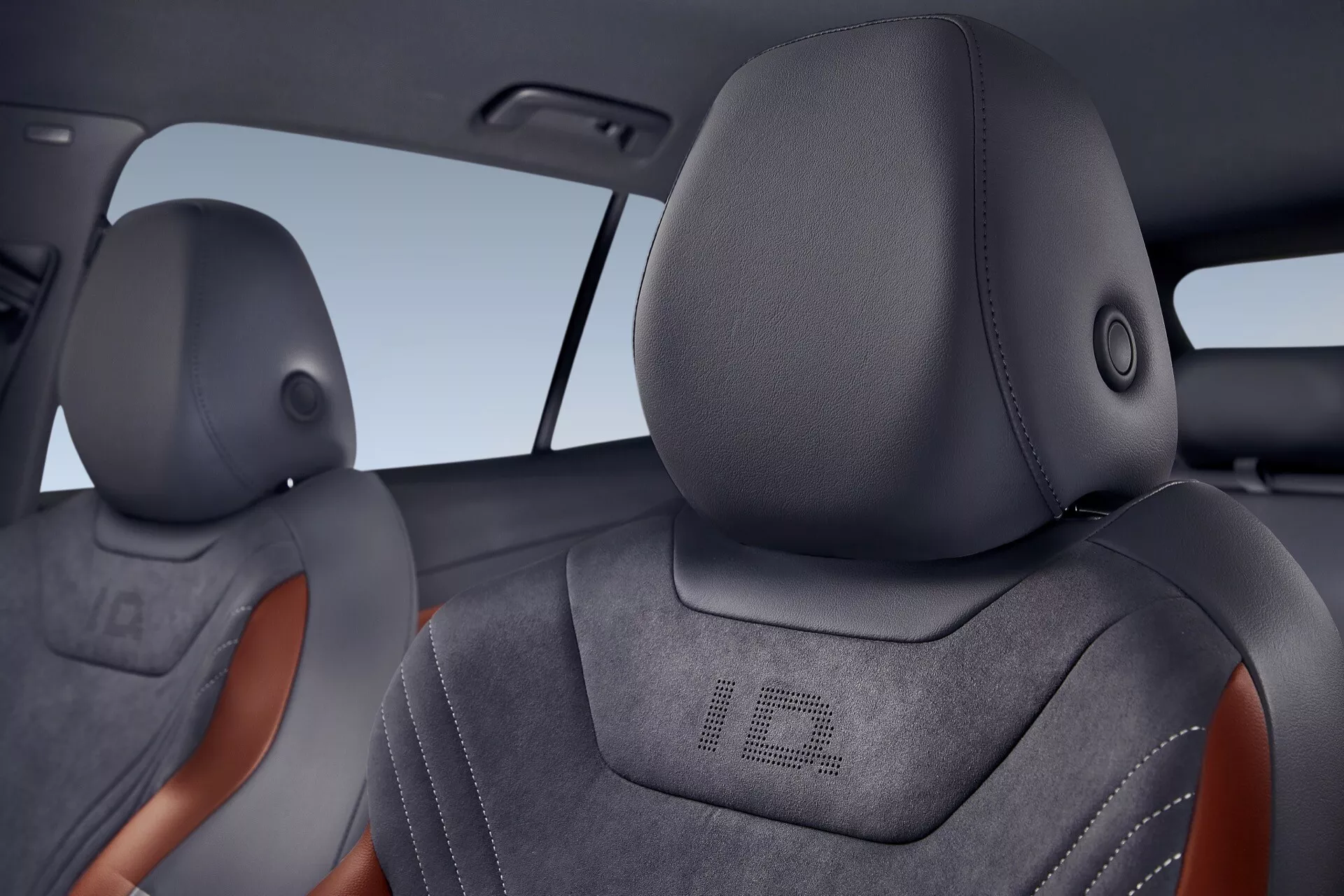 Widok wnętrza VW ID.4 2020 z przedstawieniem zagłówków przednich siedzeń z dwukolorową tapicerką i potencjalnymi funkcjami technologicznymi