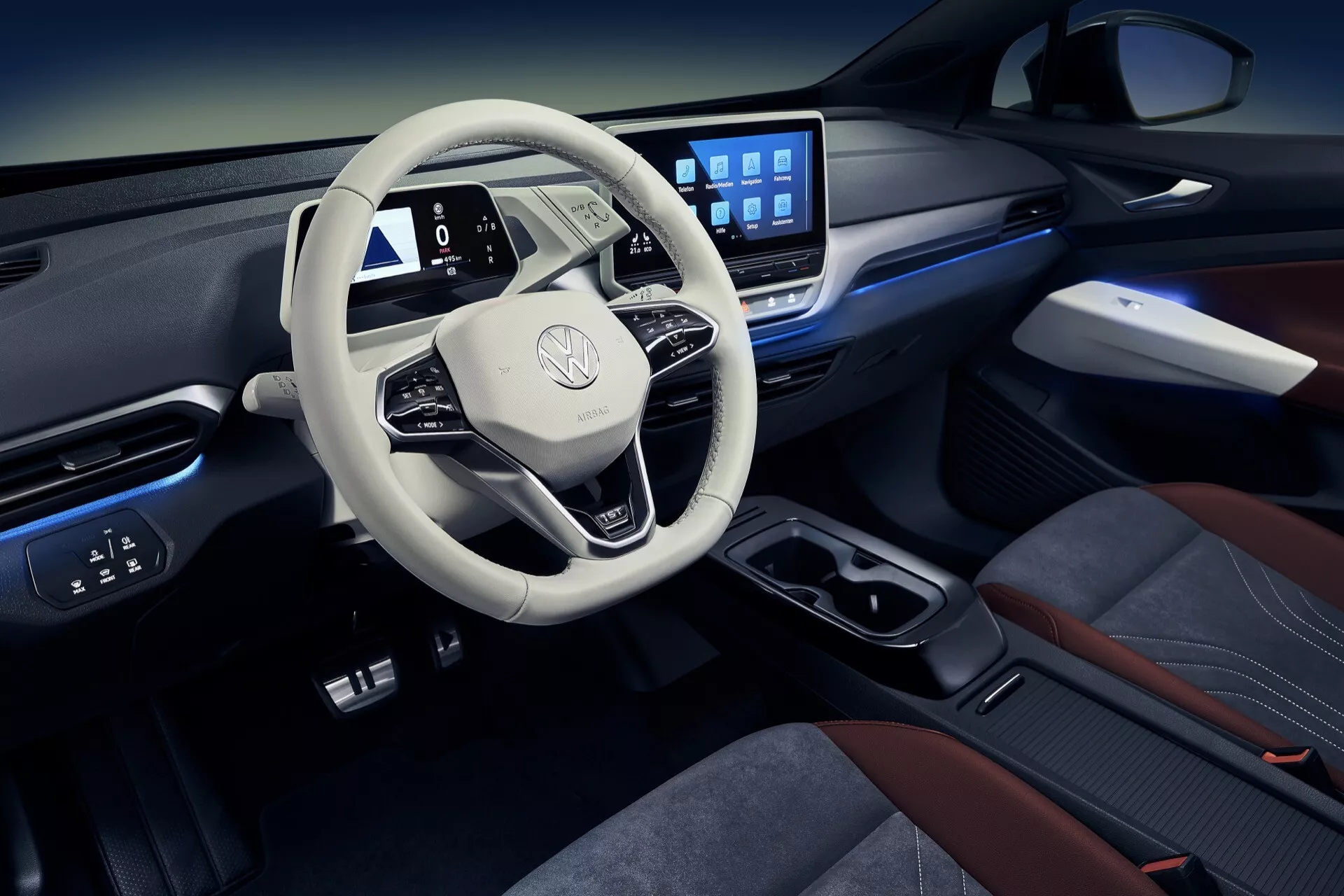 Elektryczne SUV VW ID.4 1. generacji z 2020 roku w intensywnie niebieskim kolorze, z aerodynamicznym wzornictwem i nowoczesnymi reflektorami LED
