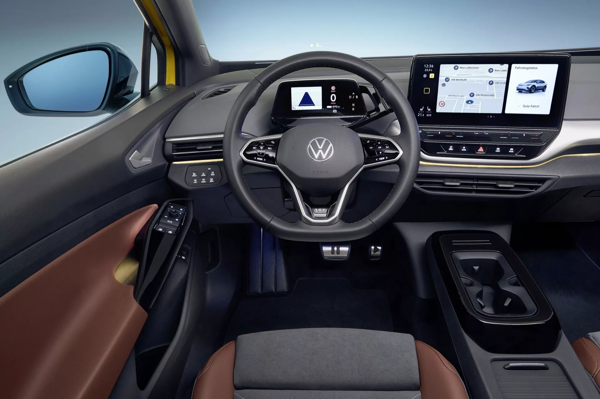Wnętrze VW ID.4 z 2020 roku z widokiem na przednią deskę rozdzielczą, wielofunkcyjną kierownicę o trzech ramionach, cyfrowy zestaw wskaźników, duży systemy infotainment z ekranem dotykowym, elegancką konsolę centralną z selektorem biegów, dwukolorowe, premium materiały, lusterko boczne i oświetlenie ambient, podkreślające nowoczesną technologię motoryzacyjną i luksusowe funkcje z perspektywy tylnych siedzeń.