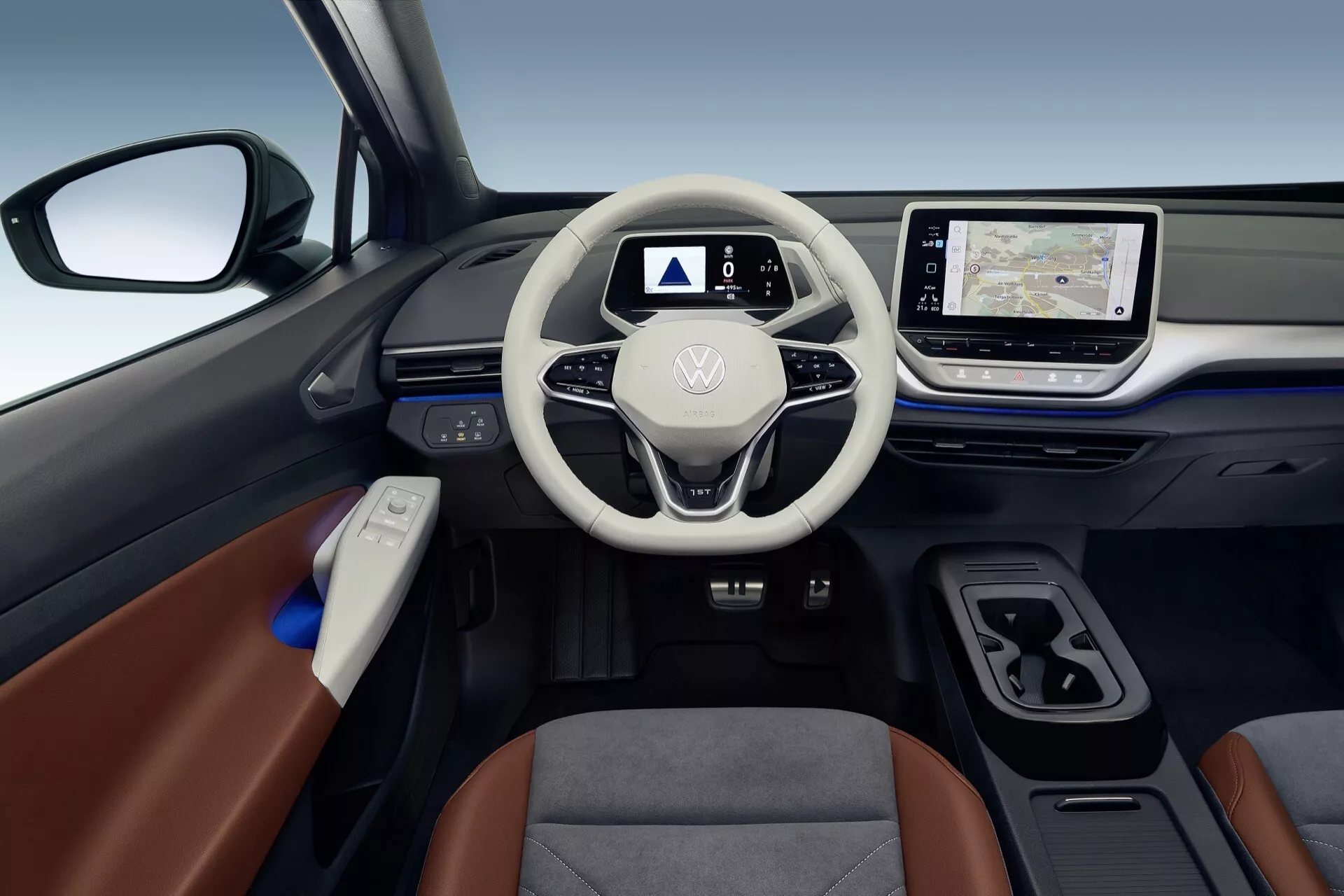 Widok wnętrza VW ID.4 2020 (1. generacja) pokazujący deskę rozdzielczą, wielofunkcyjną kierownicę i nowoczesny system infotainment z perspektywy tylnej kanapy