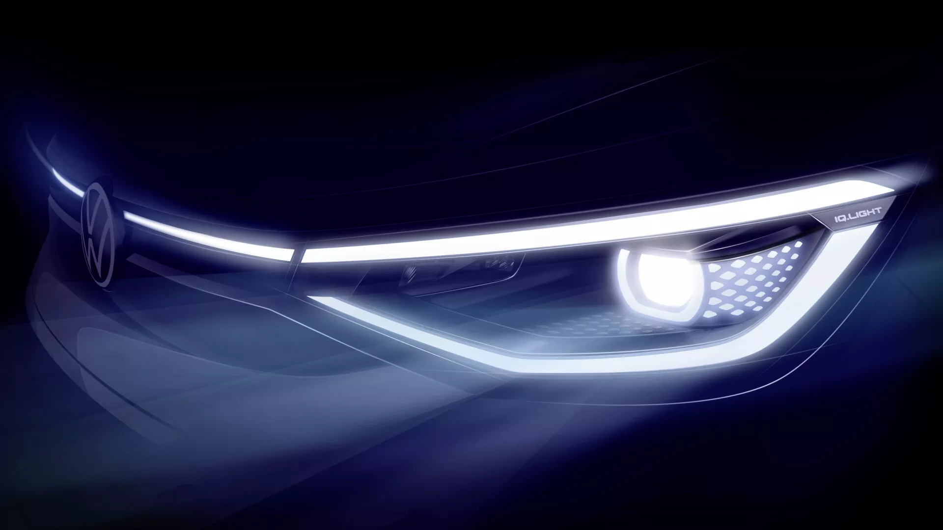 Zbliżenie na lewy reflektor VW ID.4 pierwszej generacji z 2020 roku z technologią LED, zawierający główny reflektor, światła do jazdy dziennej, kierunkowskaz i elementy oświetlenia adaptacyjnego wśród eleganckiego wzornictwa samochodu.
