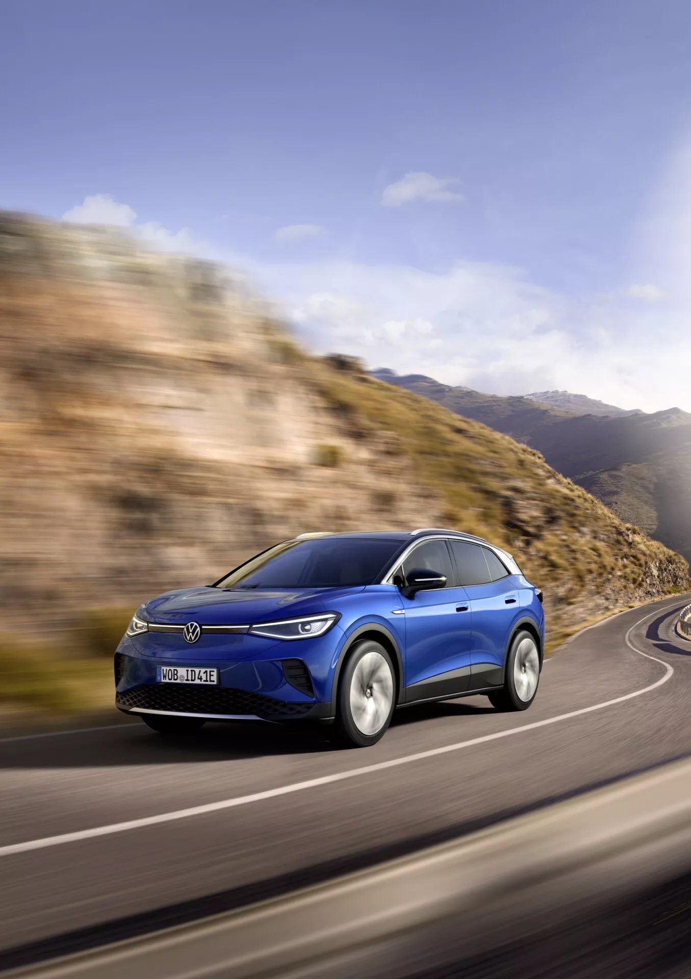 Volkswagen ID.4 pierwszej generacji z 2020 roku w uderzającym srebrnym kolorze, prezentujący elegancki design, aerodynamiczny kształt i innowacyjną technologię elektryczną
