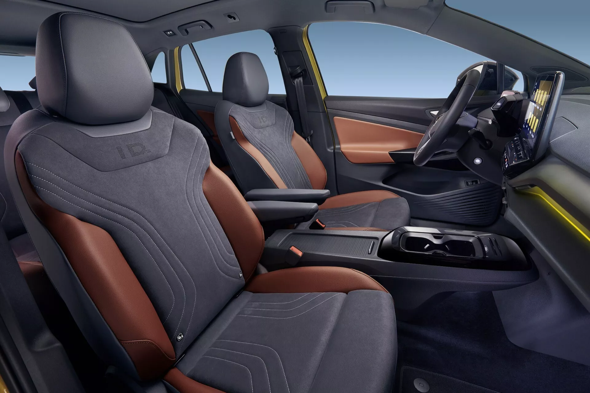 Widok wnętrza Volkswagena ID.4 z 2020 roku ukazujący nowoczesne przednie wnętrze kabiny, sportowe ergonomiczne siedzenia oraz zaawansowaną technologię deski rozdzielczej