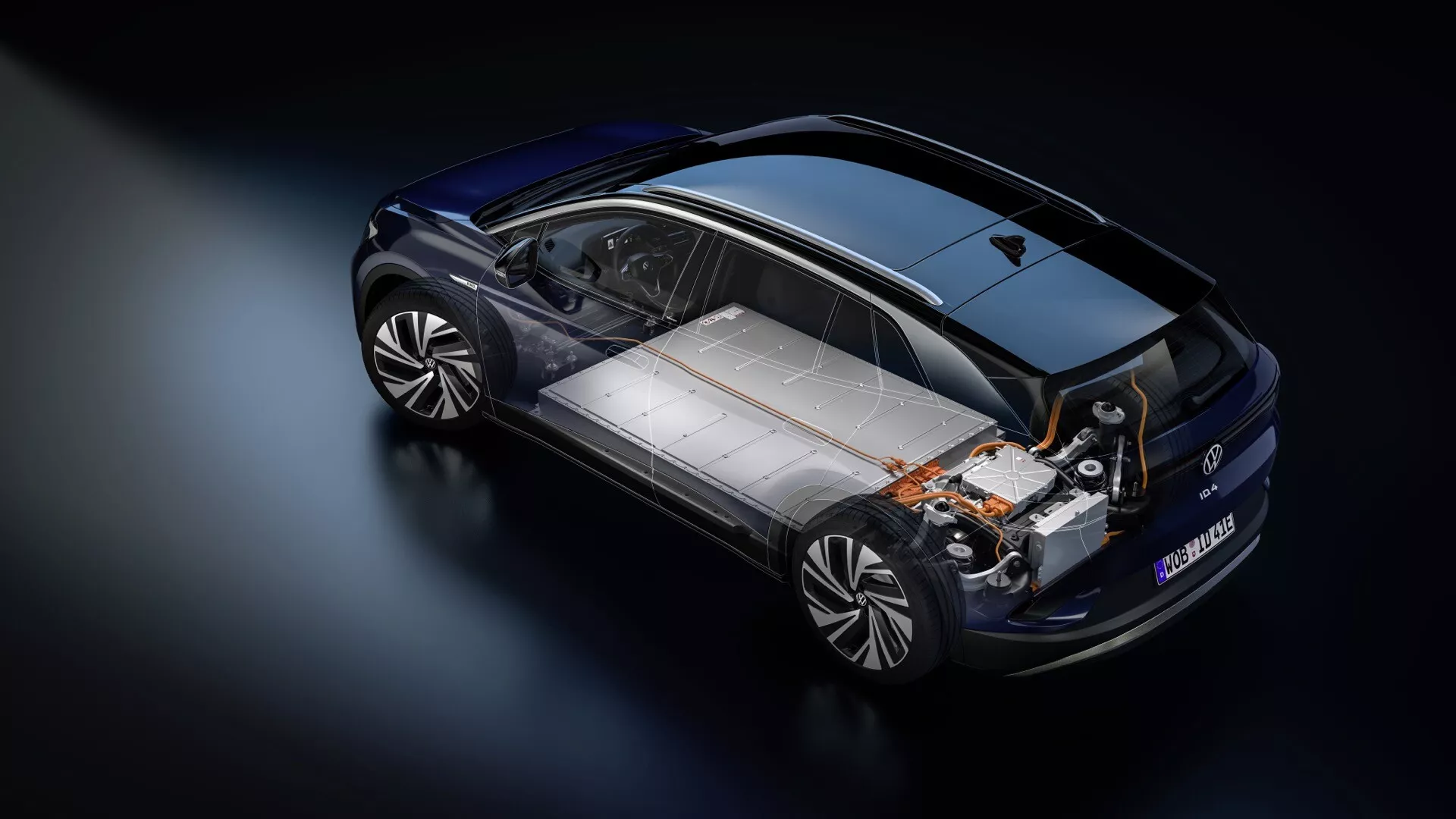 VW ID4 1. generacji z 2020 roku zaprezentowany z wysokiego kąta, pokazujący jego górny i boczny profil z naciskiem na napęd elektryczny i funkcje aerodynamiczne