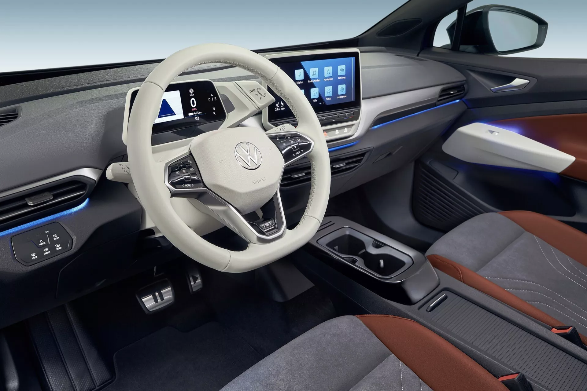 Nowoczesne wnętrze VW ID.4 1. generacji z 2020 roku z minimalistyczną kierownicą z logo, całkowicie cyfrowym tablicą rozdzielczą, dużym systemem infotainment z ekranem dotykowym, niezakłóconą konsolą środkową, wysokiej jakości siedzeniami z tkaniny z kontrastowym szyciem, współczesnym designem z oświetleniem ambientowym i zaawansowanymi funkcjami technologicznymi jak sterowanie głosem i opcje łączności.