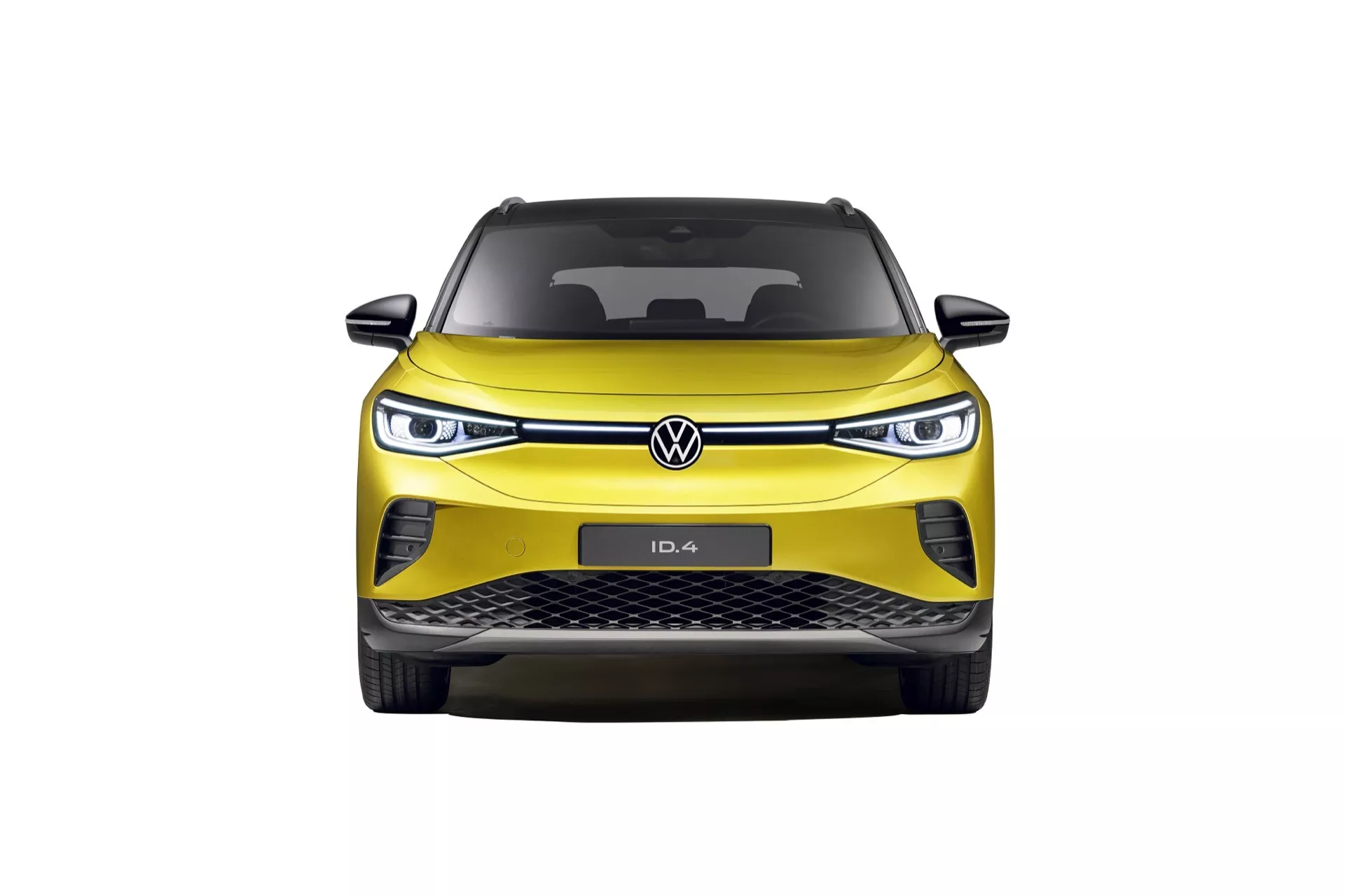 Przedni widok żółtego elektrycznego pojazdu VW ID4 1. generacji z 2020 roku przedstawiający pełny grill przedni, maskę, smukłe reflektory LED i przedni zderzak z wlotami powietrza, charakterystyczny dla nowoczesnego designu samochodów elektrycznych, na profesjonalnym tle studyjnym