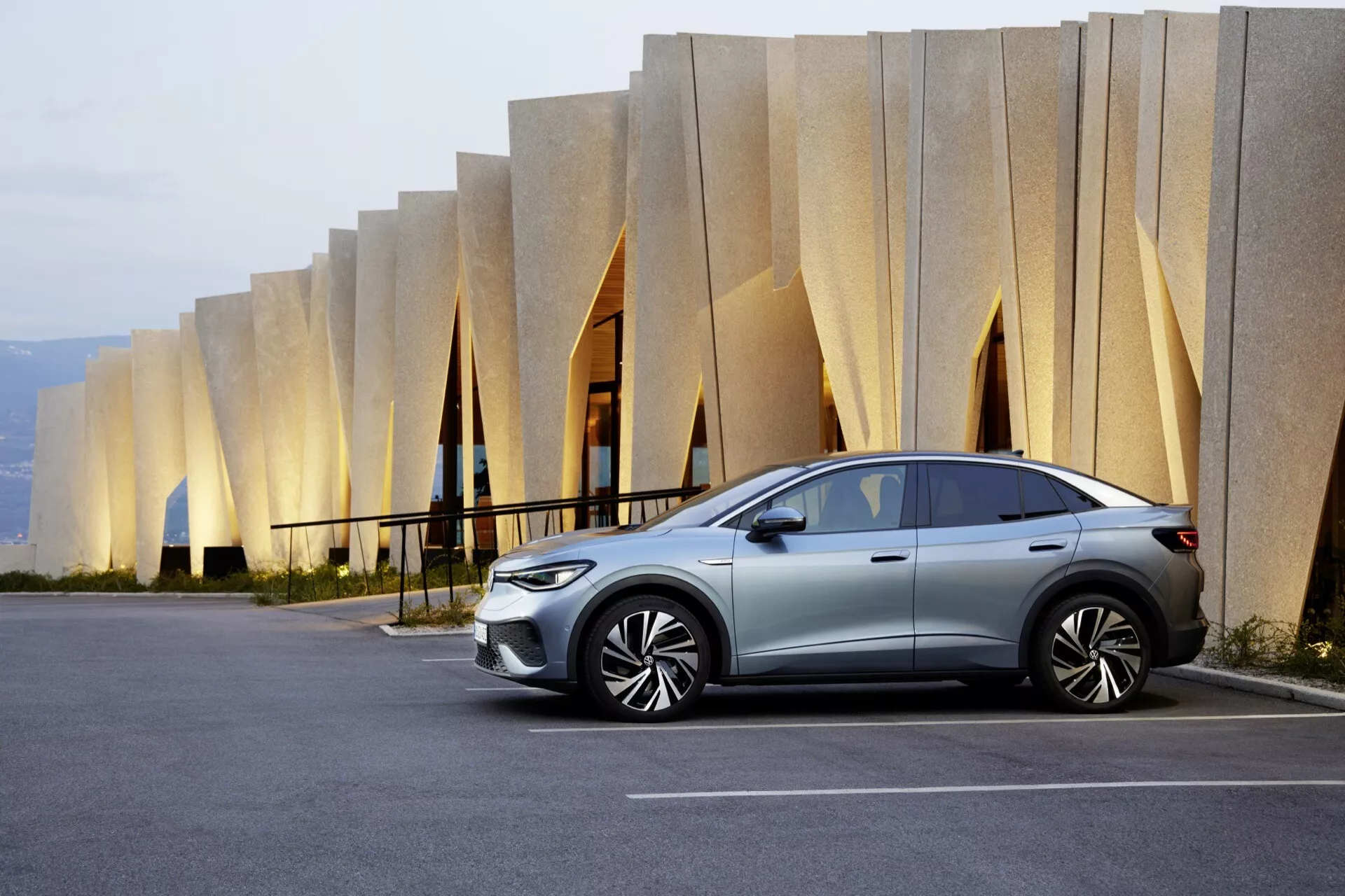 Elektryczny SUV Volkswagen ID.5 pierwszej generacji z 2022 roku z eleganckim designem, przestronnym wnętrzem i zaawansowanymi technologiami
