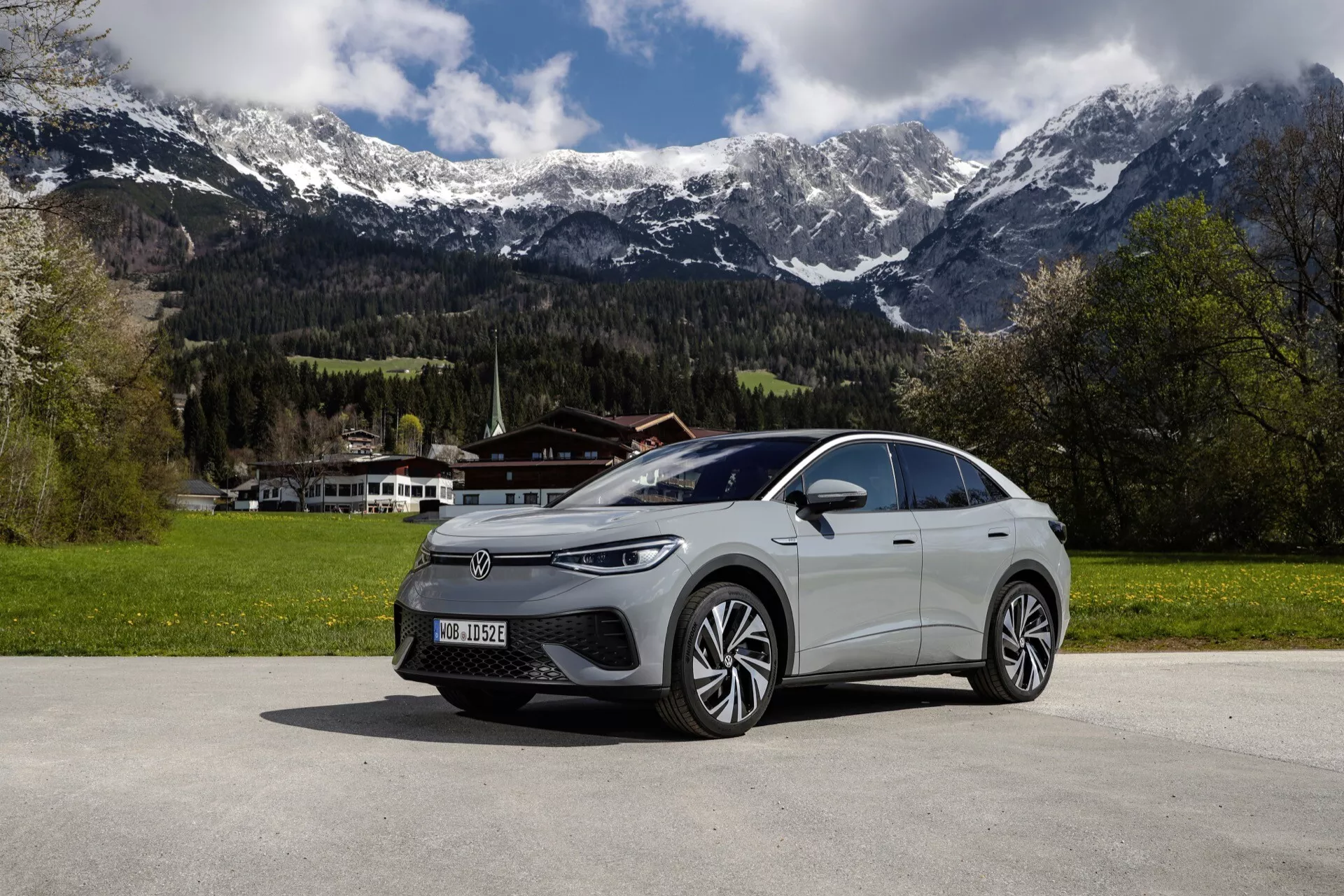 Widok z boku pierwszej generacji Volkswagen ID.5 z 2022 roku, prezentujący jego elegancki, aerodynamiczny design, zaawansowany system oświetlenia i nowoczesne krzywizny w wyrafinowanym otoczeniu miejskim.