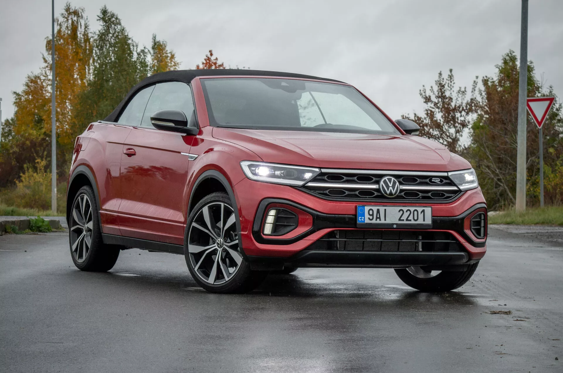 VW T-Roc Cabriolet 2022 w widoku z przodu trzy czwarte podkreślający jego nowoczesny design kabrioletowego crossovera SUV, w tym eleganckie reflektory LED, zaawansowany system chłodzenia grilla, sportowe koła ze stopu i funkcje technologiczne przy rozproszonym świetle dziennym