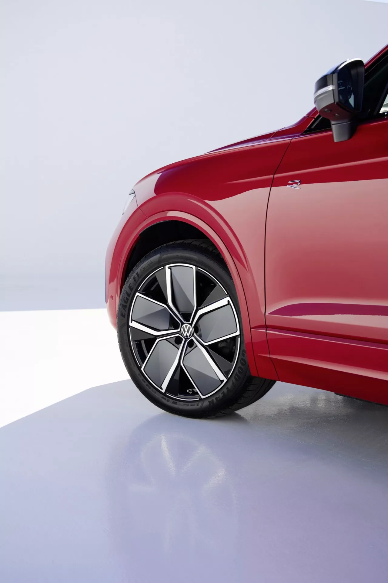 Widok przedniej ćwiartki od strony kierowcy VW Touareg Facelift 2023 podkreślający koło ze stopu, niskoprofilową oponę i dynamiczne linie nadwozia pod profesjonalnym oświetleniem studyjnym