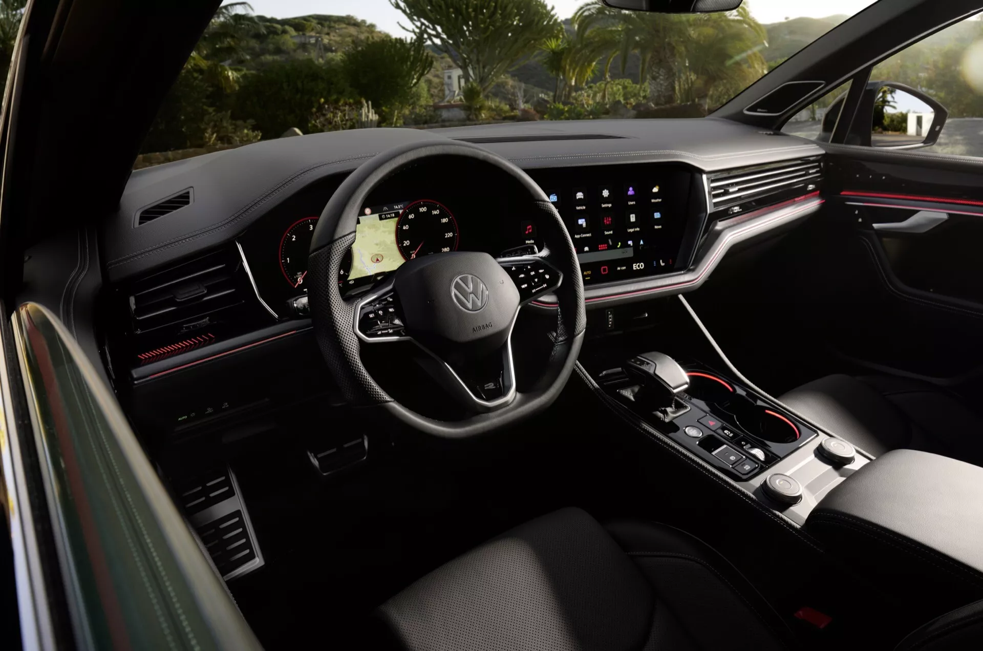 Wnętrze VW Touareg 2023 (III Facelift) z perspektywy kierowcy z cyfrowym zestawem wskaźników, kierownicą wielofunkcyjną i dużym ekranem systemu infotainment