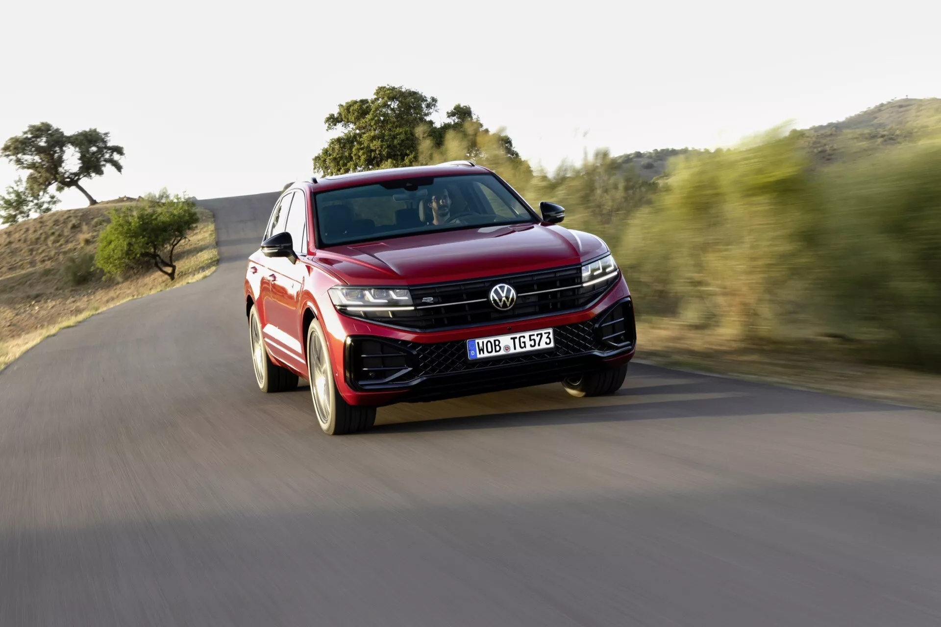 Model VW Touareg III Facelift 2023 w ruchu, prezentujący elegancki design i nowoczesne funkcje