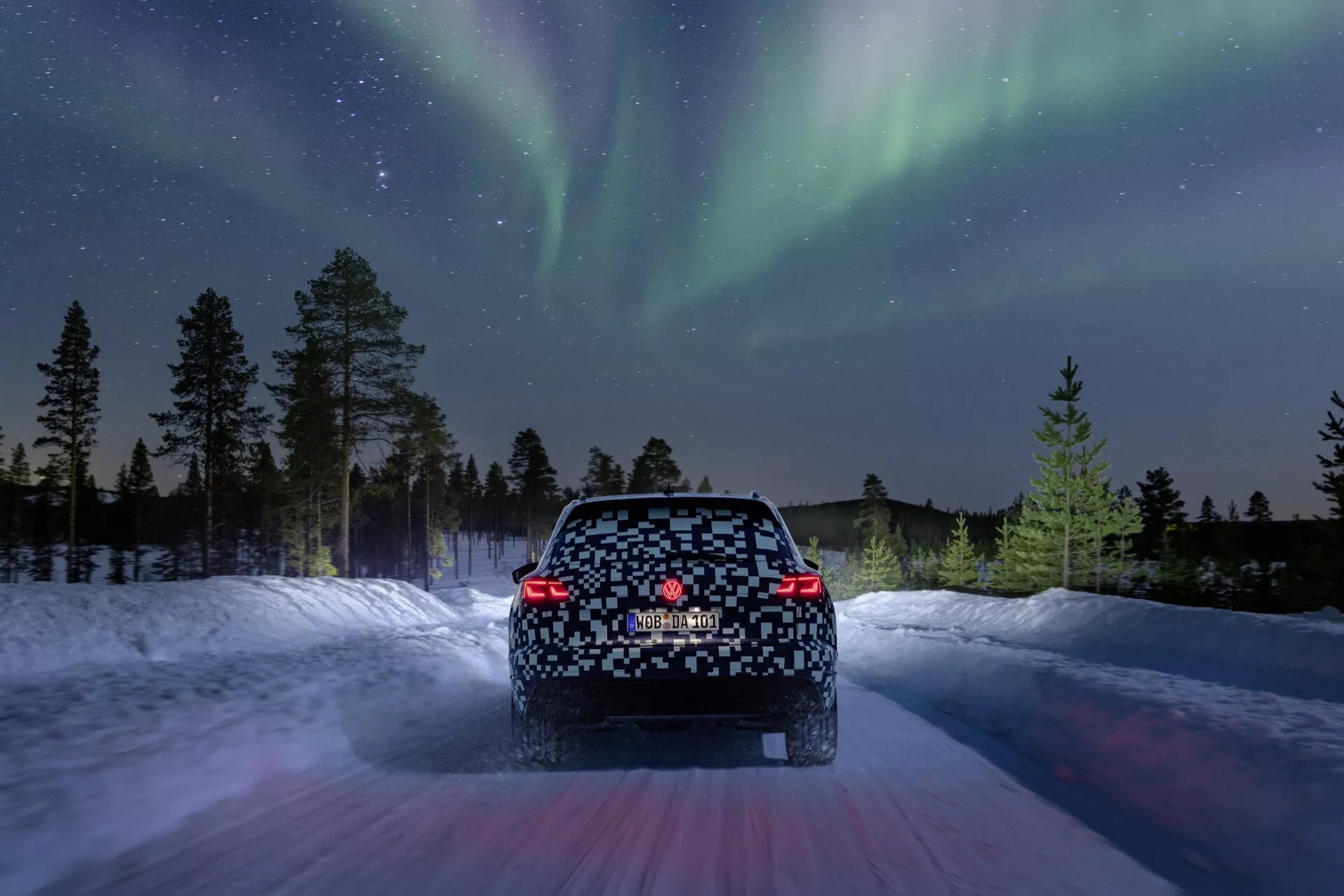 Model Volkswagen Touareg III Facelift 2023, prezentujący swój elegancki design, nowoczesne reflektory LED i zaktualizowany grill przedni w dynamicznej pozie
